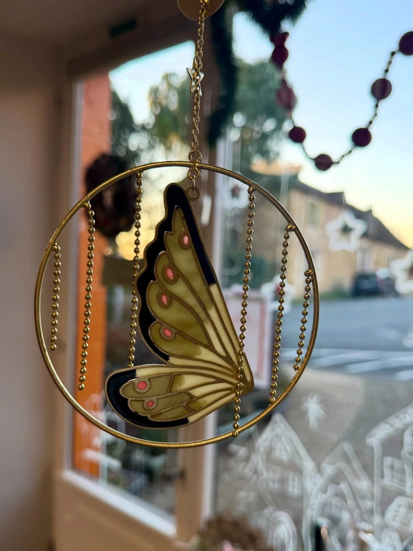 🇫🇷 Un petit cadeau qui fait sourire 💕Papillon, fleurs ou abeille 🦋🌸🐝 des mobiles &agrave; suspendre pour ajouter un peu de fun et de douceur &agrave; la maison. Une jolie attention pour la Saint-Valentin 💌 (et pas besoin d&rsquo;arroser.)

🇳?