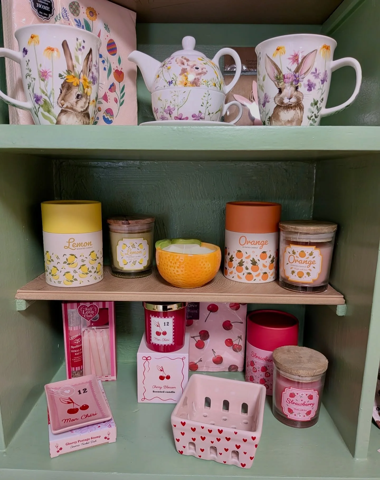 🇫🇷 Le printemps s&rsquo;invite &agrave; l&rsquo;&eacute;picerie 🌸🐰

Notre d&eacute;coration de printemps est arriv&eacute;e ! Des lapins adorables, des bougies aux parfums fruit&eacute;s (citron, orange, fraise, cerise), et plein de petits d&eacu