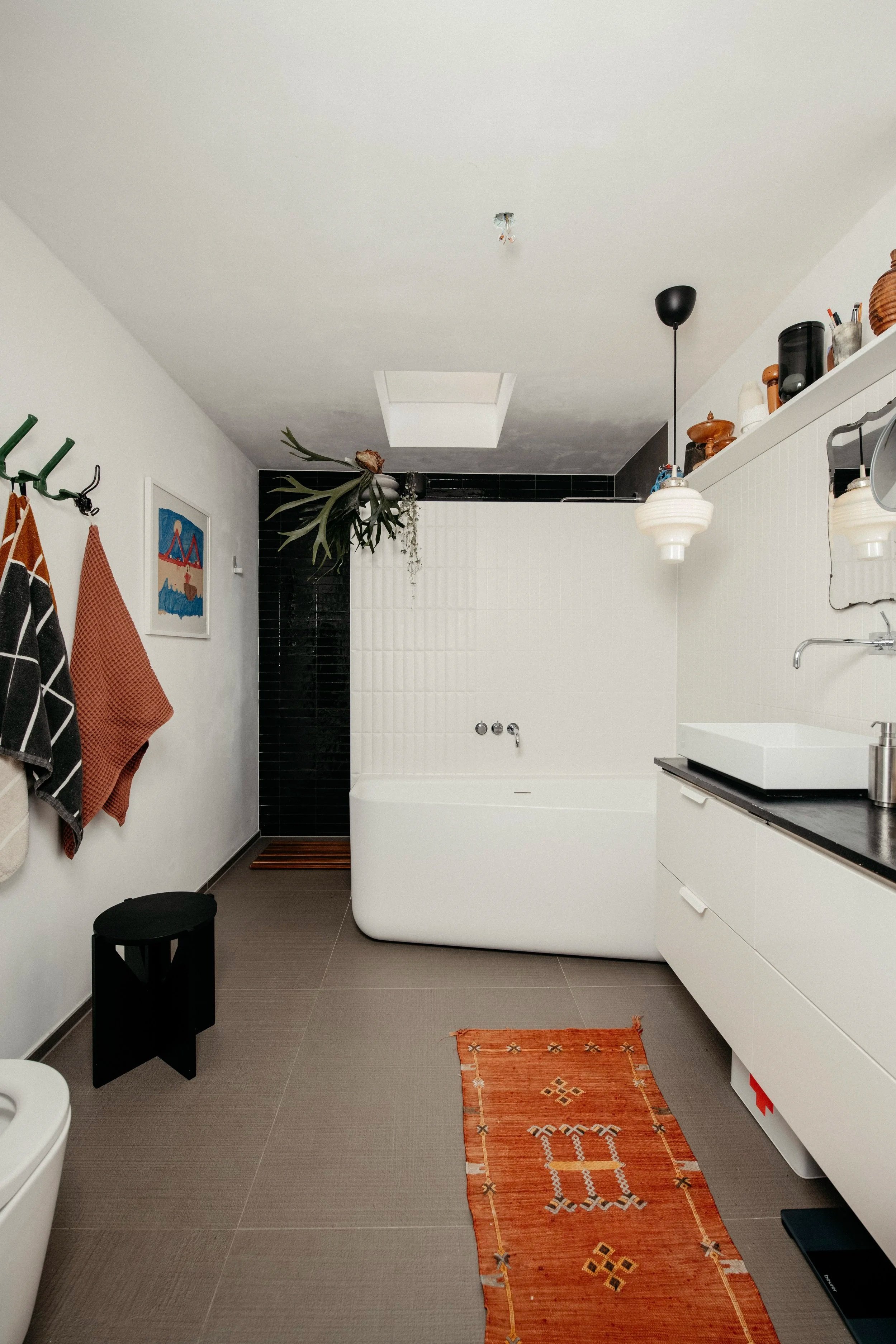 Positionierung der Trennwand mittig unter Skylight, sodass der Raum gleichmäßig ausgeleuchtet ist  