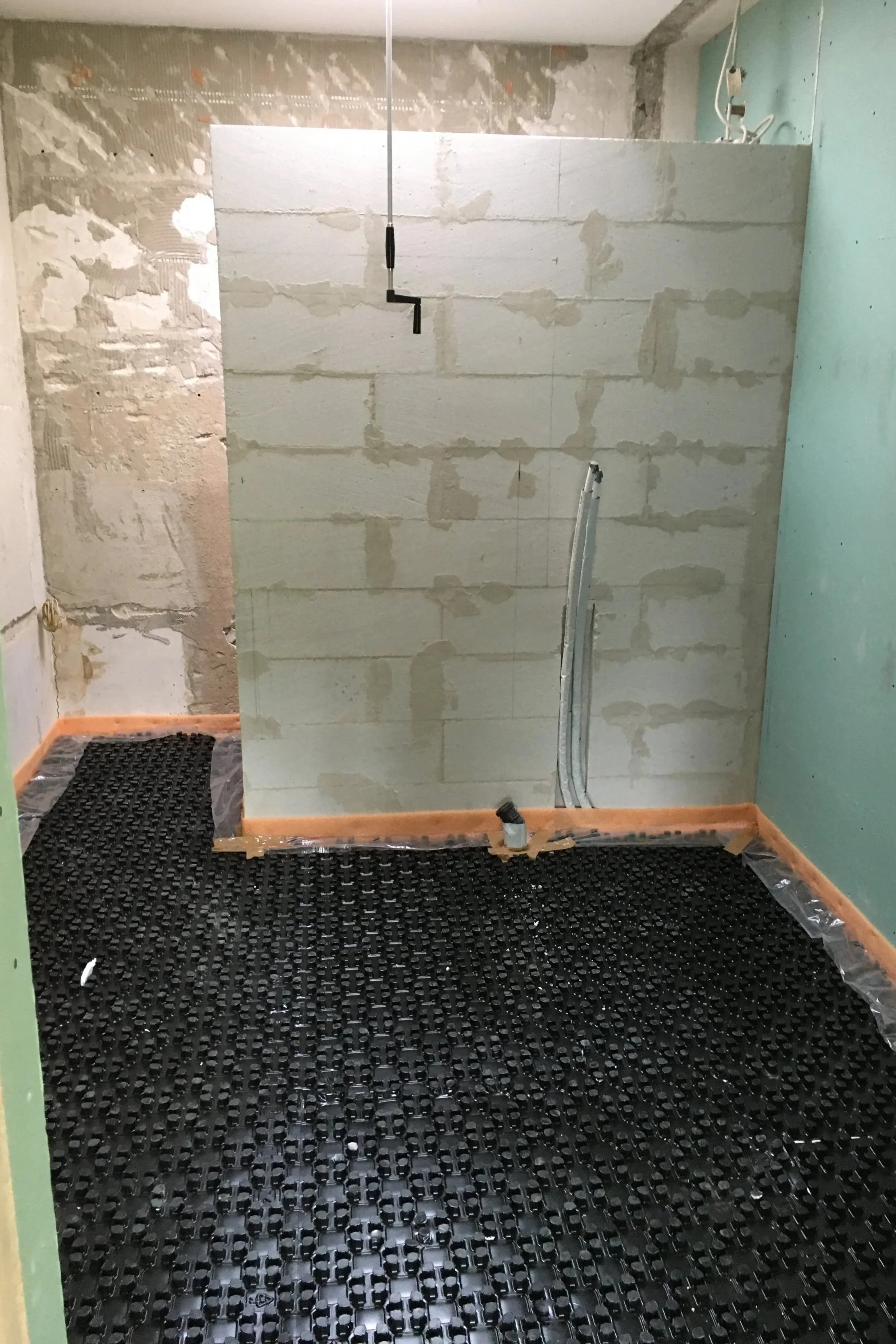 Errichten einer durchgehenden Wand zum Gang hin, Durchbruch der Wand zum Schlafzimmer und Setzen einer Zwischenwand zwischen Dusche und Wanne  