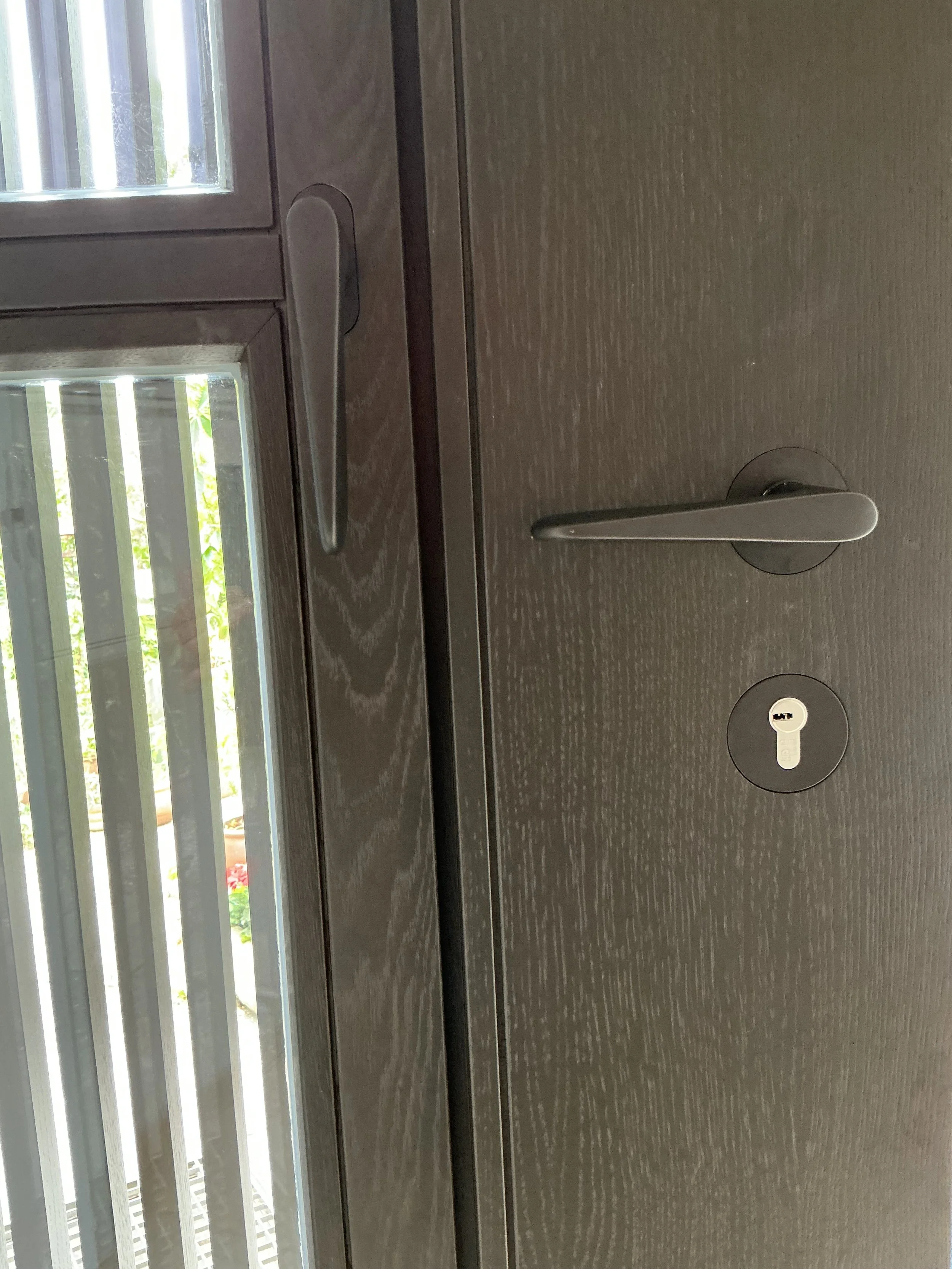 Türgriffe von FSB aus bronzefarbenem Eloxal fügen sich in das Designbild ein.