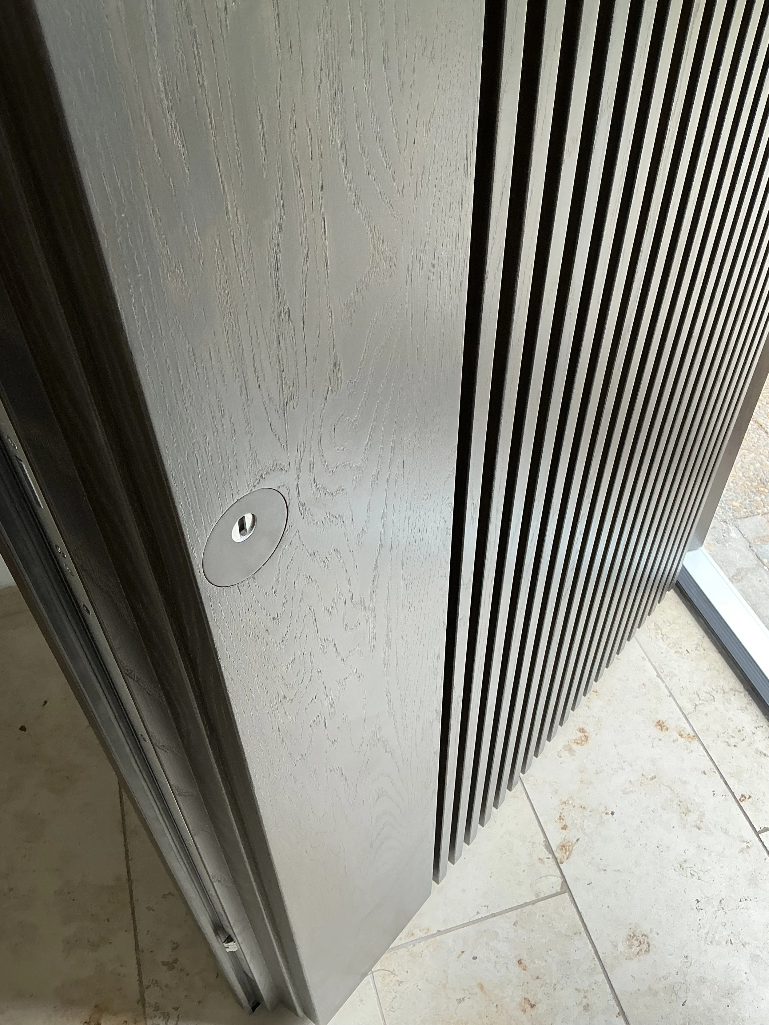 Flächenbündige Rosette aus bronziertem Eloxal.