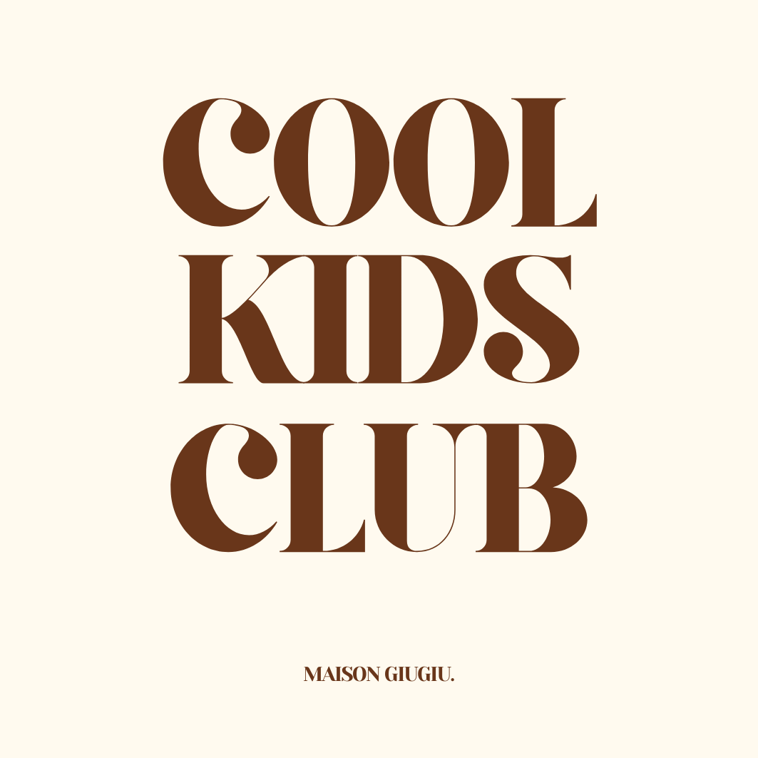 Logo du 'Cool Kids Club' avec le texte en gros caractères bruns sur fond beige, et 'Maison Giugi'u' en plus petit en bas.