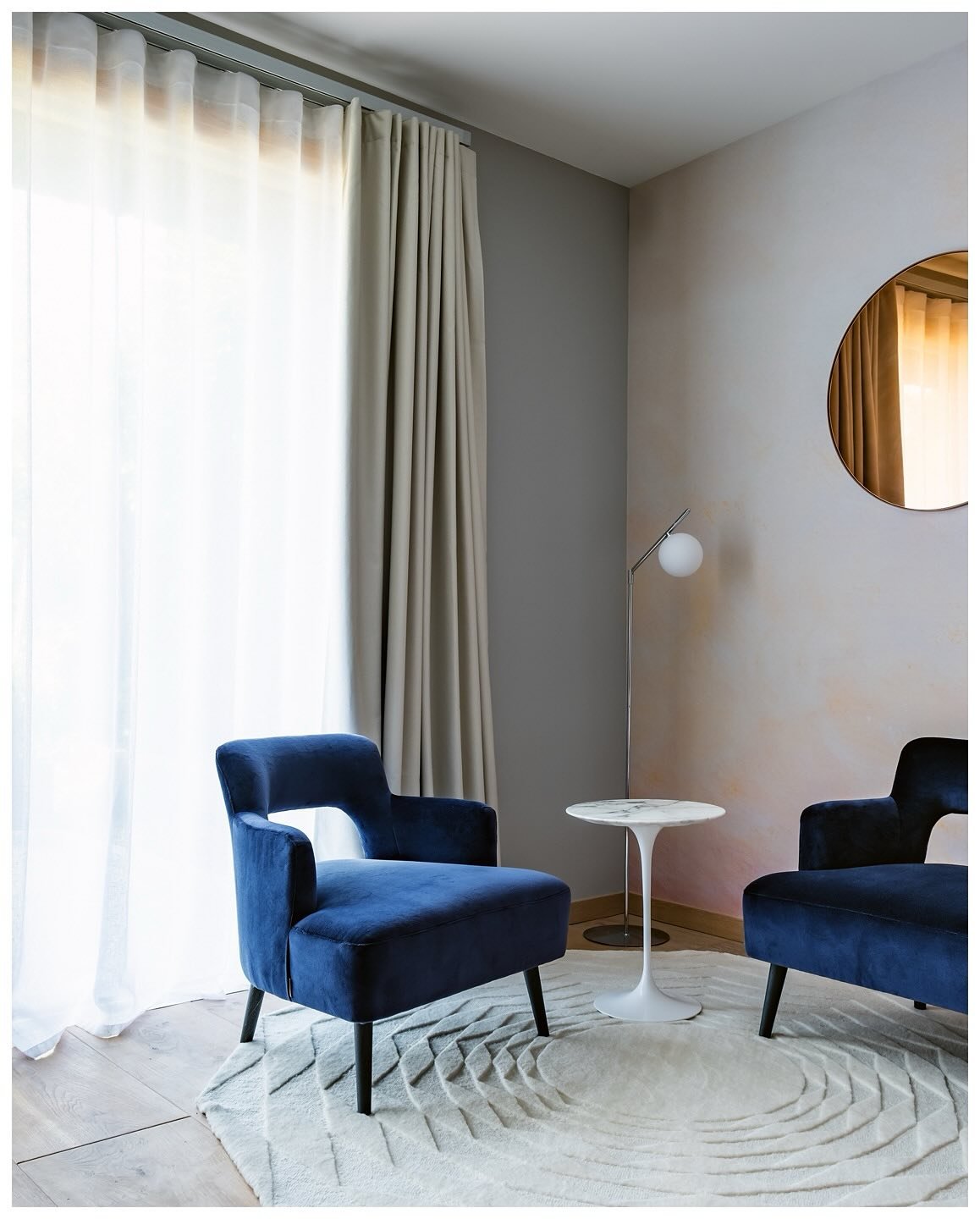 Photographier un lieu, c&rsquo;est traduire une atmosph&egrave;re avant m&ecirc;me qu&rsquo;on y s&eacute;journe.
Pour cette chambre d&rsquo;h&ocirc;tes en Sologne, j&rsquo;ai voulu mettre en avant la palette douce, les mati&egrave;res naturelles et 