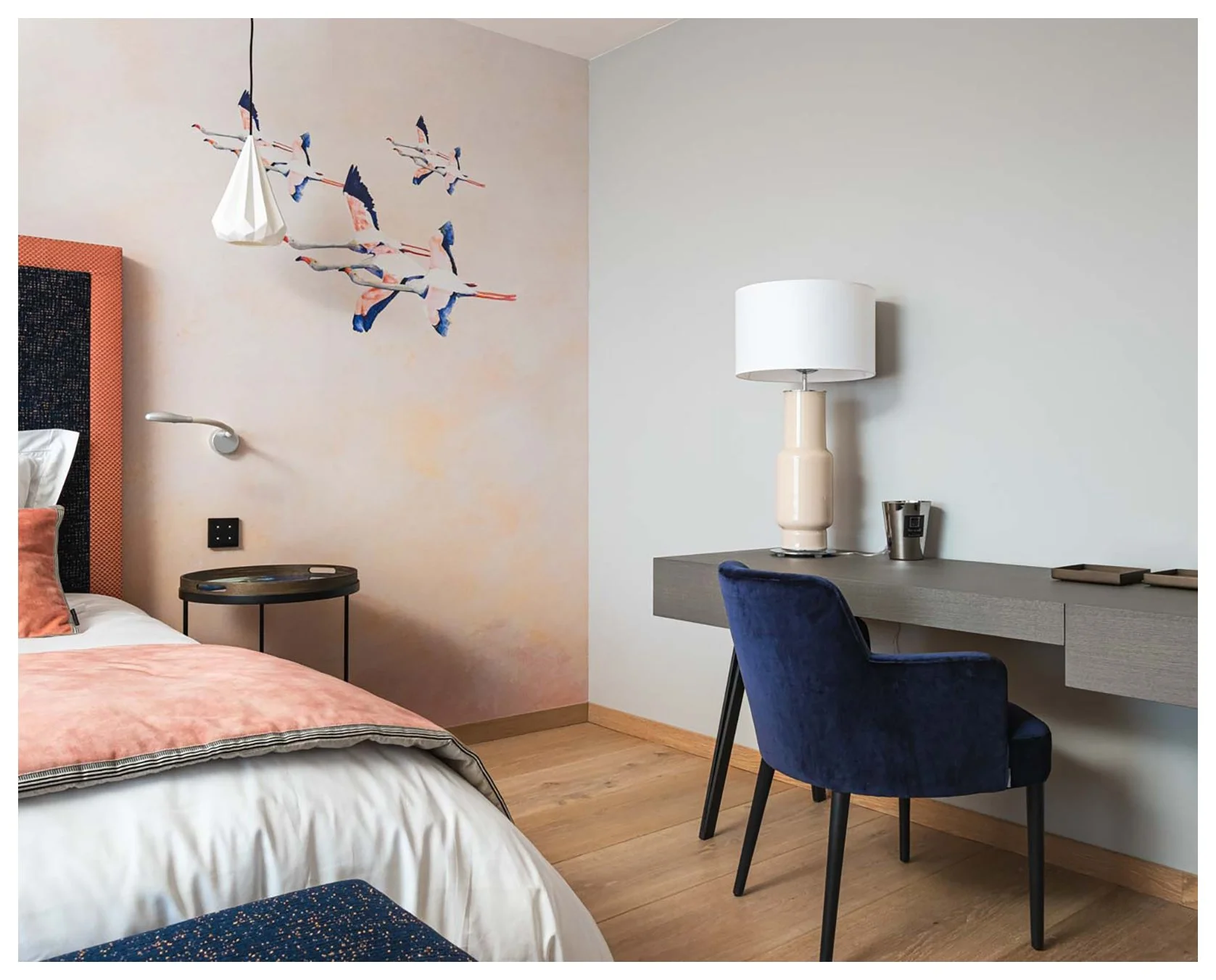 Ce coin bureau prolonge l&rsquo;atmosph&egrave;re apaisante de la chambre.
L&rsquo;espace m&ecirc;le sobri&eacute;t&eacute;, lumi&egrave;re naturelle et mati&egrave;res nobles pour inviter &agrave; la concentration et au calme.
Une approche photograp