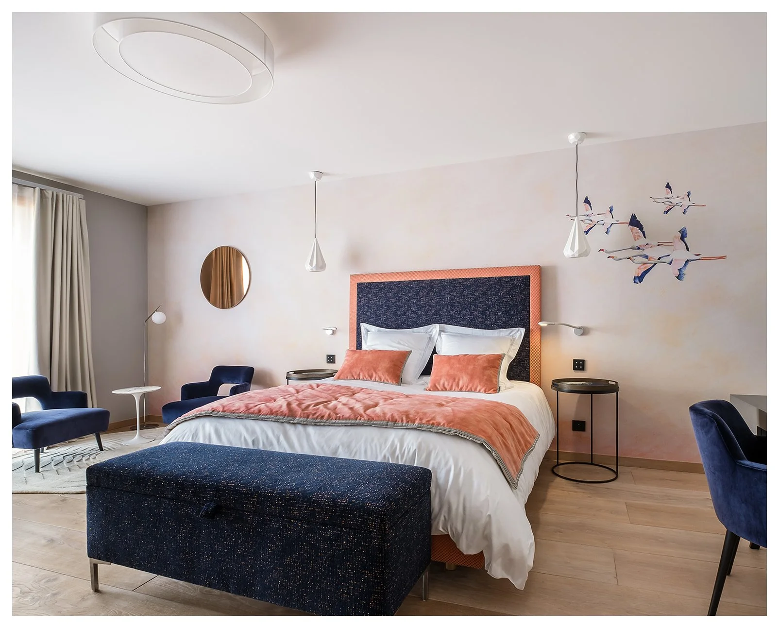 Dans cette chambre d&rsquo;h&ocirc;tes, la lumi&egrave;re r&eacute;v&egrave;le une palette douce et des textures naturelles.
L&rsquo;atmosph&egrave;re invite au repos, port&eacute;e par les teintes subtiles et les finitions pens&eacute;es par Virgini