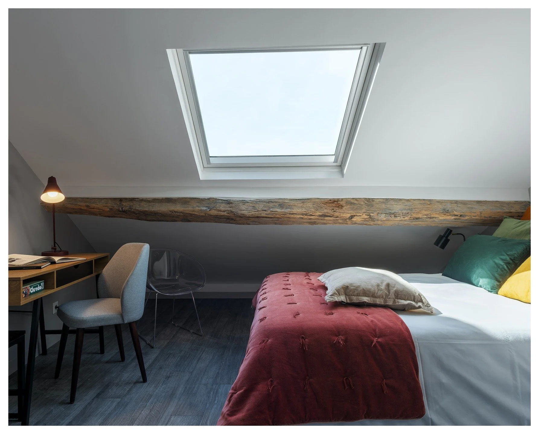 Sur Airbnb et Booking, la photo fait la diff&eacute;rence.
Pour ce BnB, j&rsquo;ai cr&eacute;&eacute; une s&eacute;rie d&rsquo;images pens&eacute;es pour capter l&rsquo;attention en quelques secondes : cadrages efficaces, espaces lisibles, couleurs f