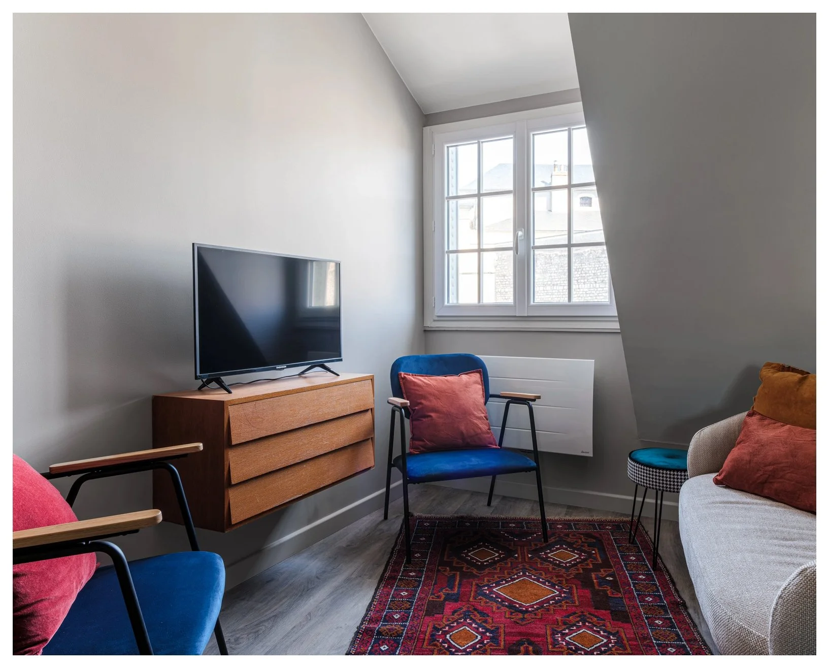 Un BnB bien photographi&eacute; se r&eacute;serve plus vite.
Pour ce projet, j&rsquo;ai r&eacute;alis&eacute; un reportage complet afin de pr&eacute;senter chaque espace sous son meilleur angle : lumi&egrave;re ma&icirc;tris&eacute;e, volumes clarifi