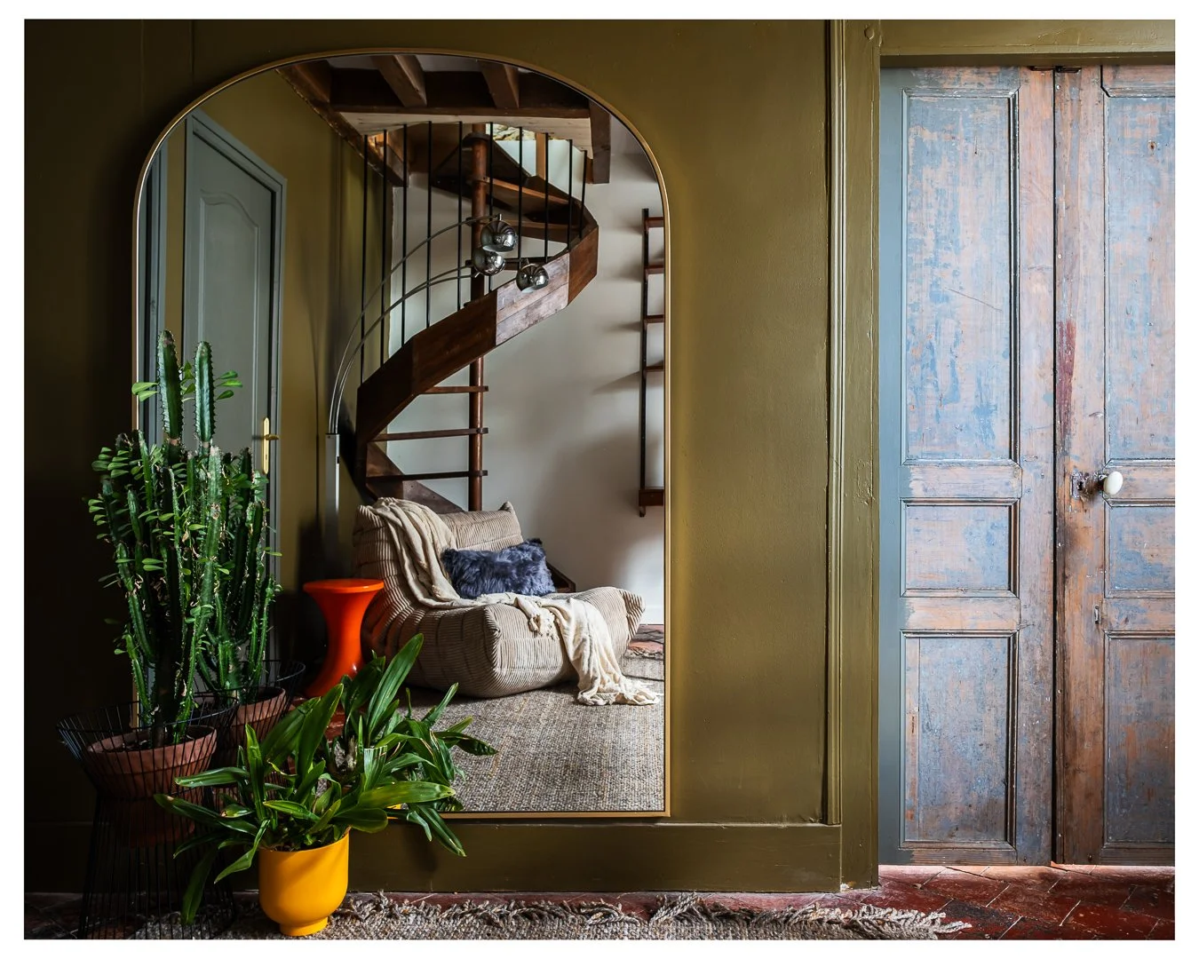 Une r&eacute;novation se juge d&egrave;s la premi&egrave;re impression.
Pour ce projet, j&rsquo;ai photographi&eacute; le palier comme un espace de transition, essentiel pour comprendre l&rsquo;ambiance voulue par la d&eacute;coratrice : mat&eacute;r