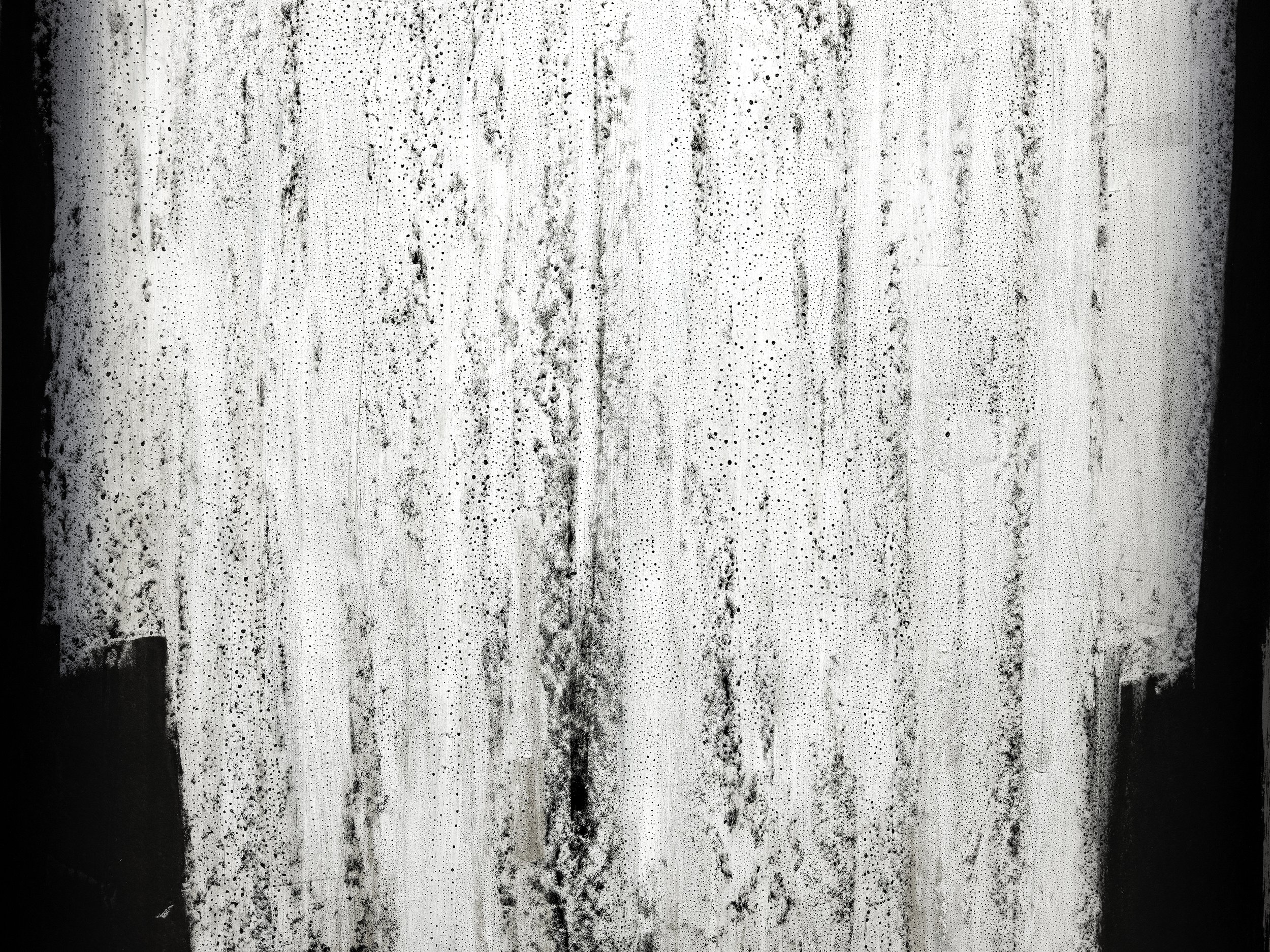 Fenêtre ou surface vitrée avec buée ou condensation, présentant des gouttes d'eau et des traces de condensation verticales.