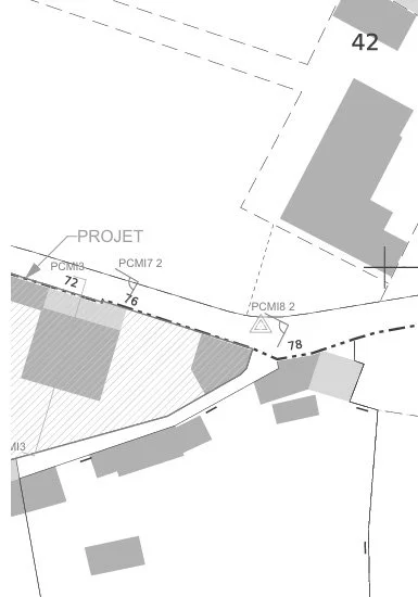 Plan d'aménagement avec des lignes, des bâtiments, et des points de référence pour un projet de construction.