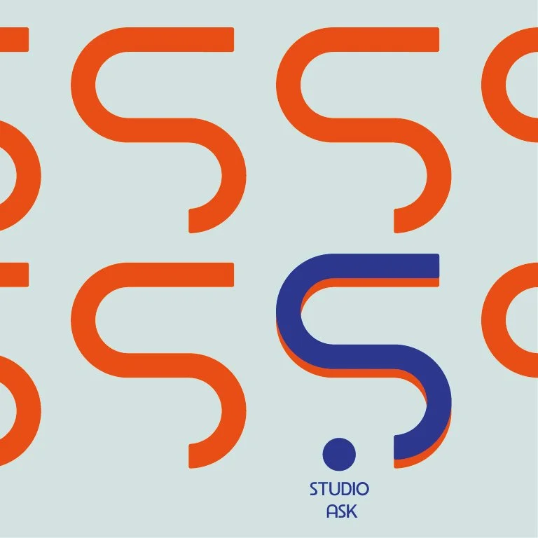 Motif répétitif de symboles dollar $ en orange, avec un seul symbole en bleu et rouge, accompagné du texte 'STUDIO ASK' en dessous.