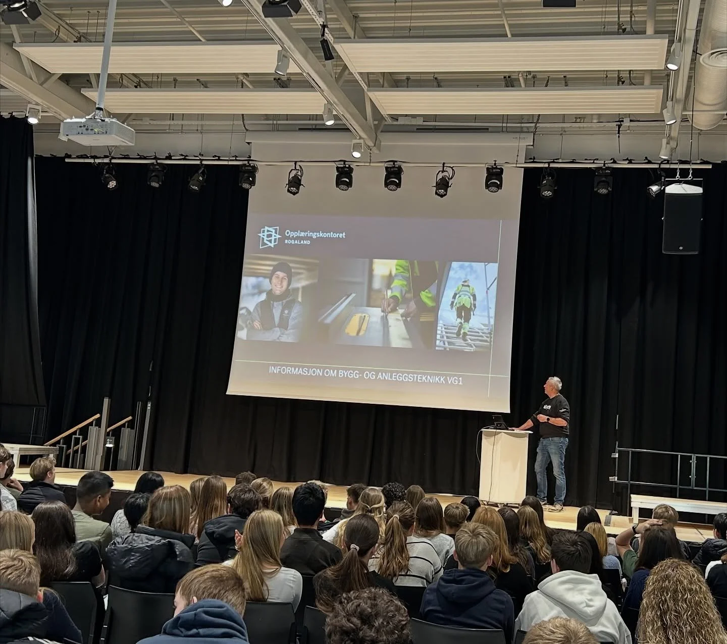 👷&zwj;♂️✨ I dag bes&oslash;kte vi Skeiane ungdomsskole for &aring; snakke om byggfag. Med oss hadde vi Febi, som g&aring;r Vg2 t&oslash;mrer p&aring; @gandvgs 🔨 Hun fortalte elevene hvordan det er &aring; v&aelig;re t&oslash;mrer-elev og delte erfa