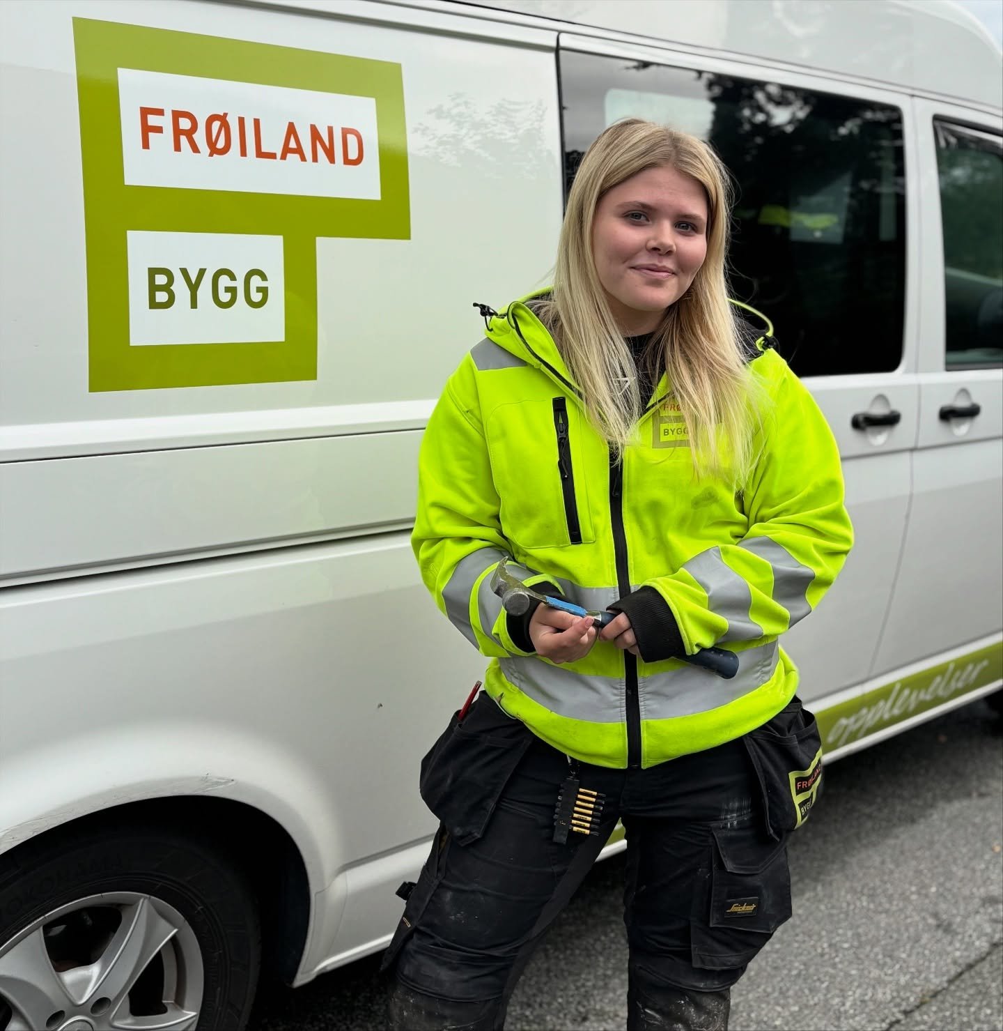 ✨ Alexandra startet som l&aelig;rling i t&oslash;mrerfaget hos @froiland_bygg i august &ndash; og hun stortrives! 🔨 Hun l&aelig;rer masse nytt hver dag og f&aring;r v&aelig;re med p&aring; spennende prosjekter sammen med flinke kollegaer. 🙌 Vi gled