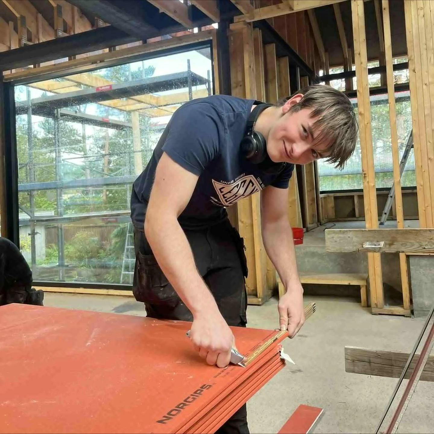 👏 Eirik Lunde er godt i gang med l&aelig;retiden sin hos @corneliussen.as 😎👊🏻 En stor takk til l&aelig;rebedriften som satser p&aring; unge og gir verdifull erfaring 🙌🔨 Vi &oslash;nsker l&aelig;rlingen lykke til! 😃