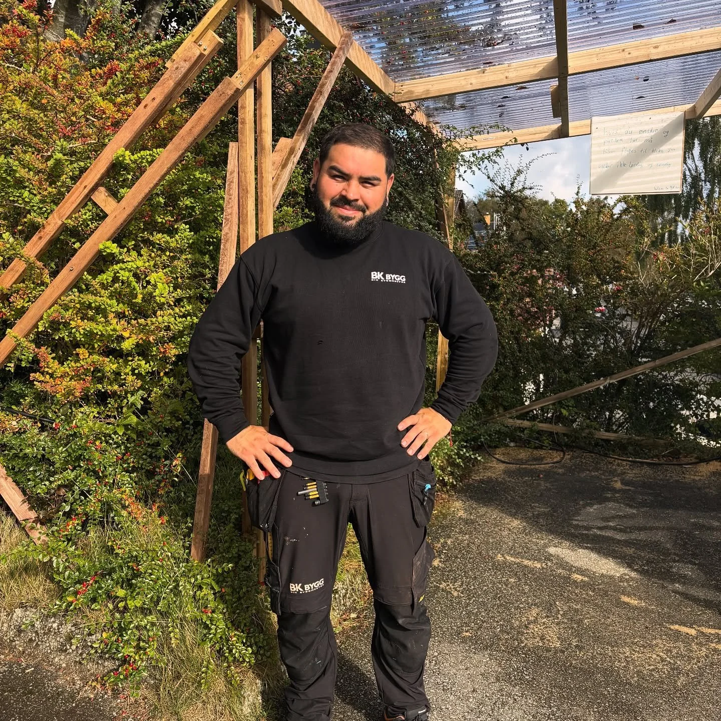 👋 Hils p&aring; de nye l&aelig;rlingene hos @bk_bygg ! De er allerede godt i gang i t&oslash;mrerfaget &ndash; og stortrives 🔨😃 

Vi er stolte av &aring; ha BK Bygg som medlem, og heier p&aring; fremtidens fagarbeidere 🌟😎