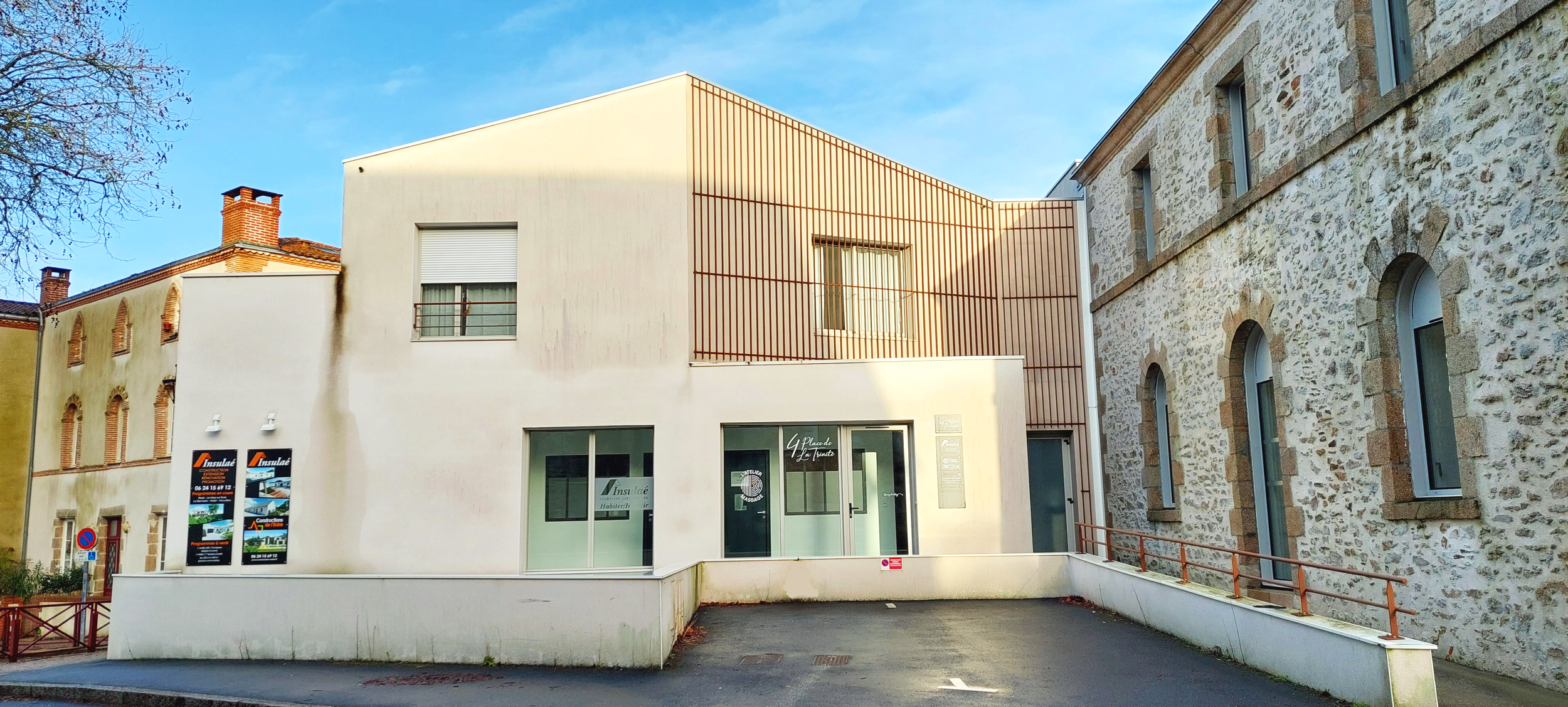 Bâtiment de un étage, rampe PMR à droite de l'entrée.