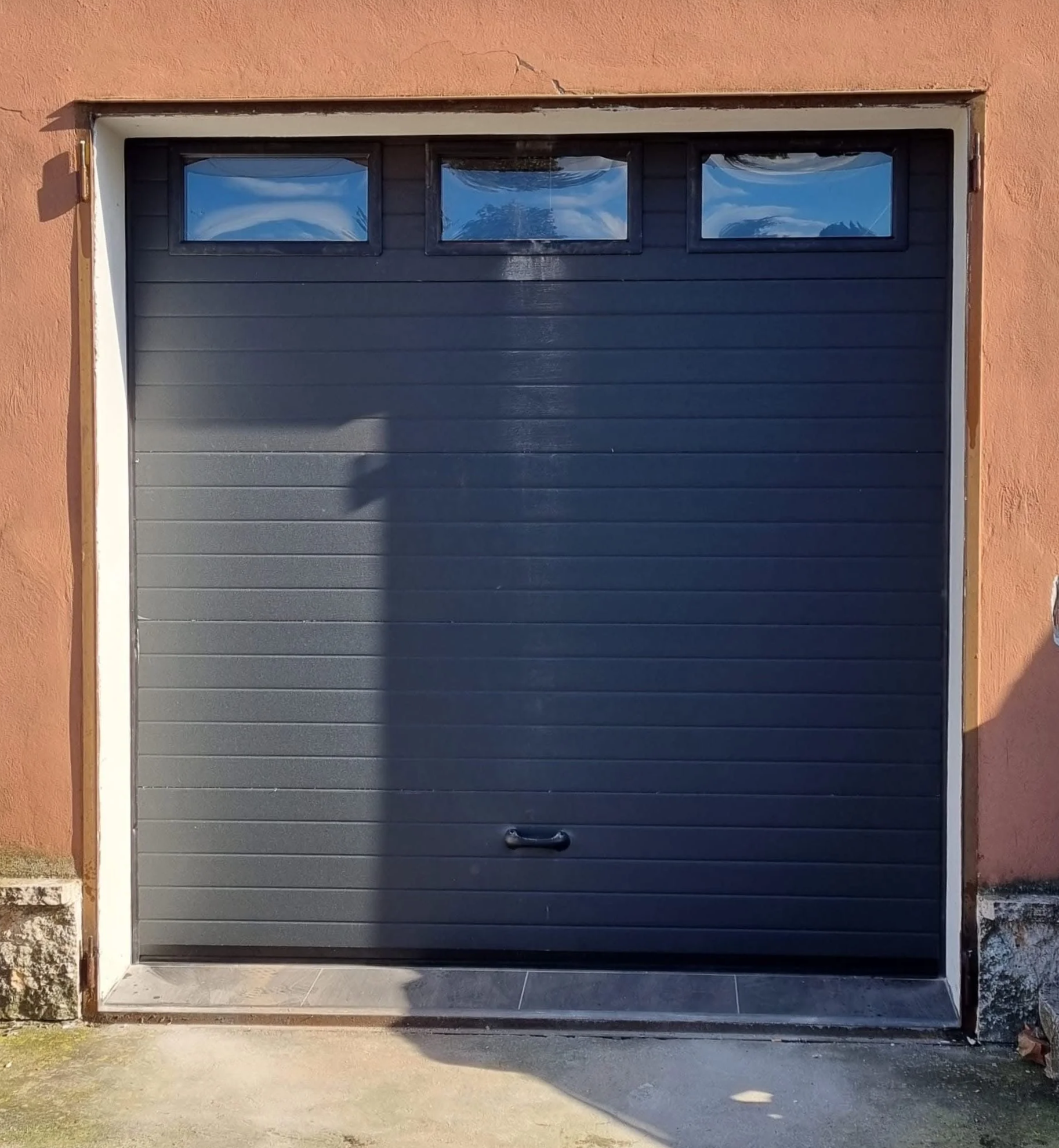 Sostituzione porta basculante con nuovo sistema di chiusura per garage