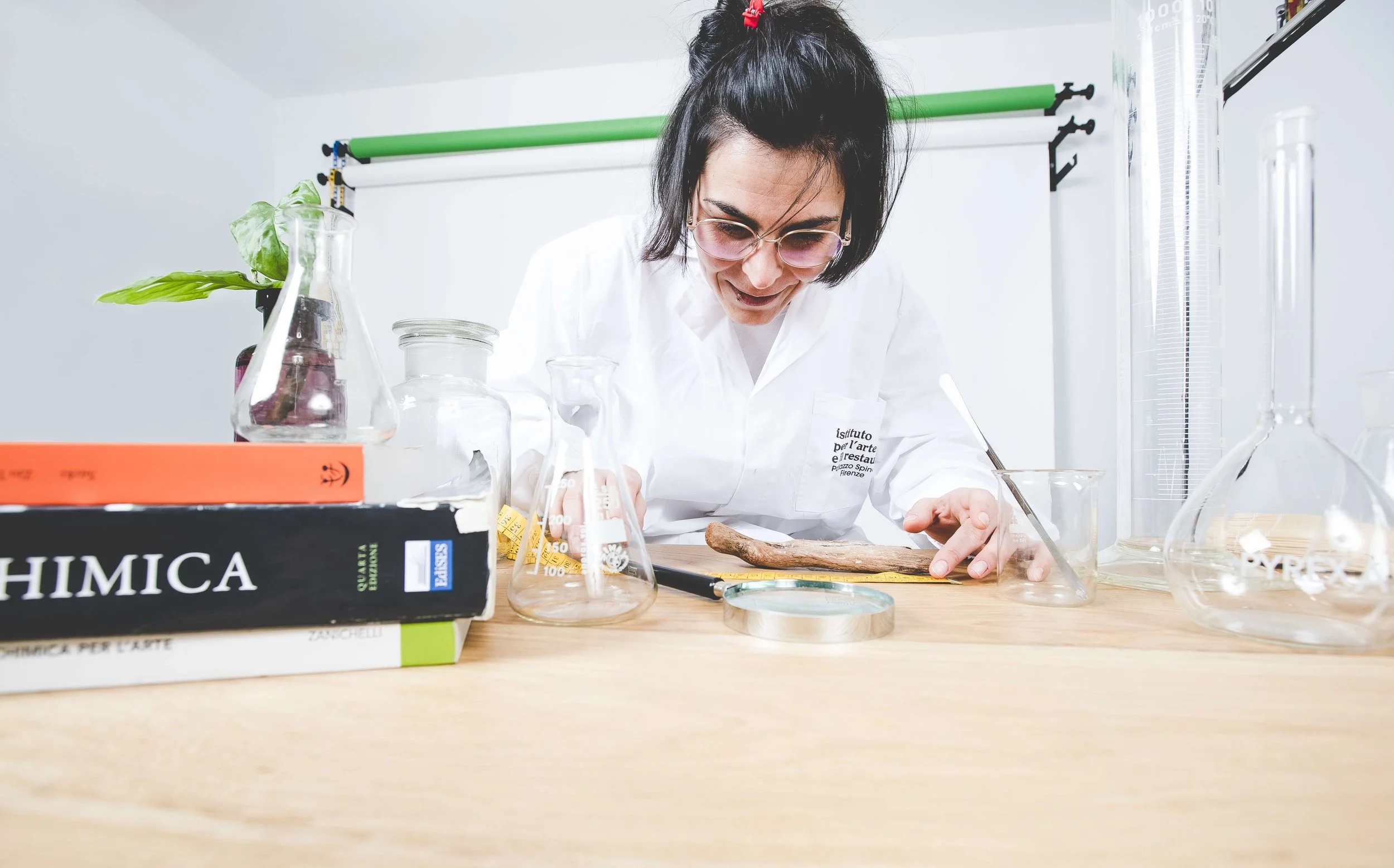 Clementina Dal Pian al lavoro in laboratorio, tra strumenti di diagnostica e materiali per il restauro.