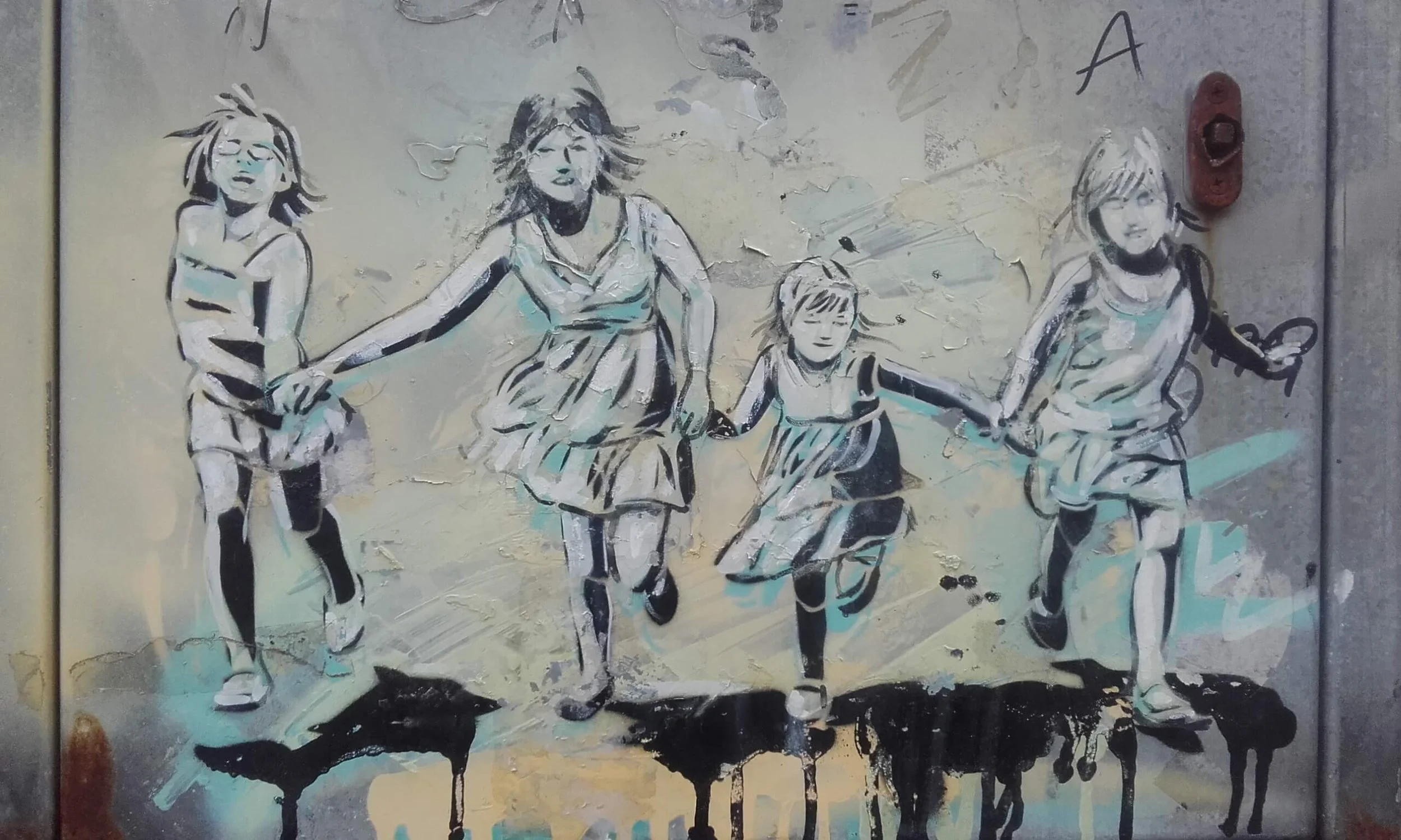 Dipinto di strada che raffigura cinque bambine che corrono tenendosi per mano, con uno stile astratto e colori sfumati.