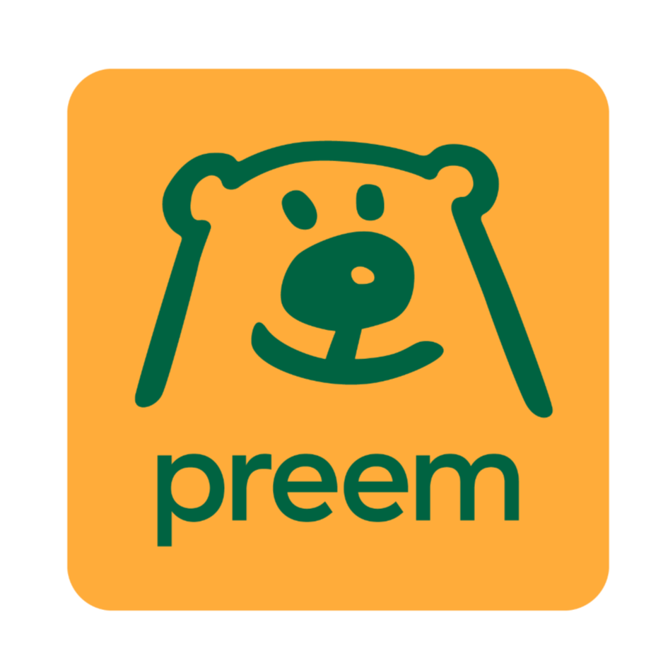 En logo med en stiliserad björn och texten 'preem' under. Bakgrund i orange.