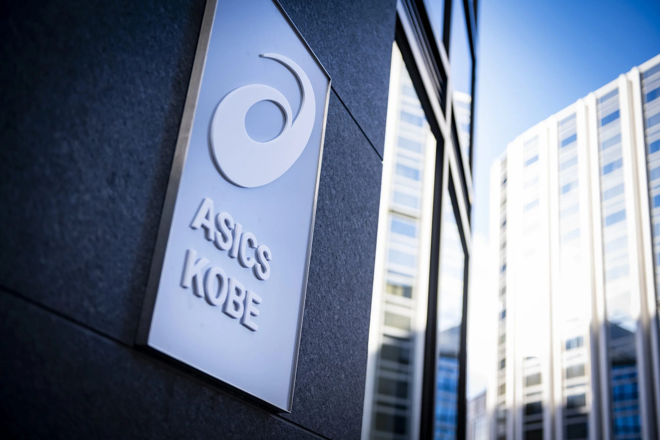 神戸にあるアシックスの建物の看板