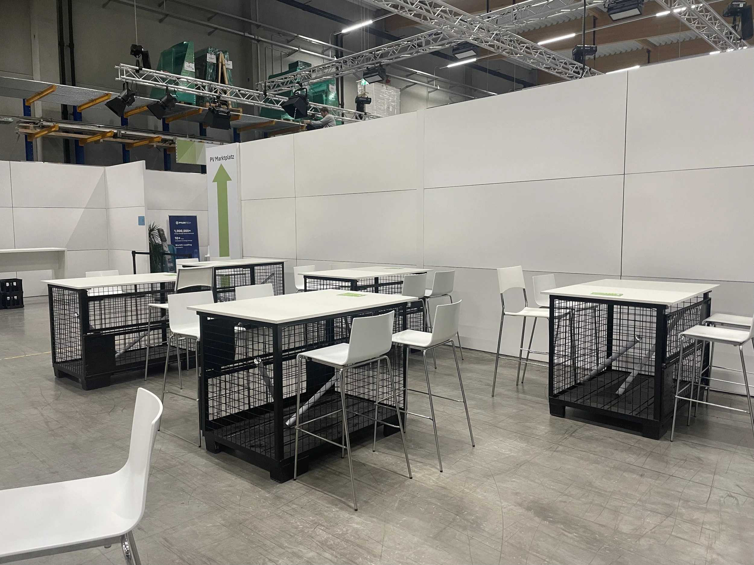 Gitterboxen Stehtisch.jpg