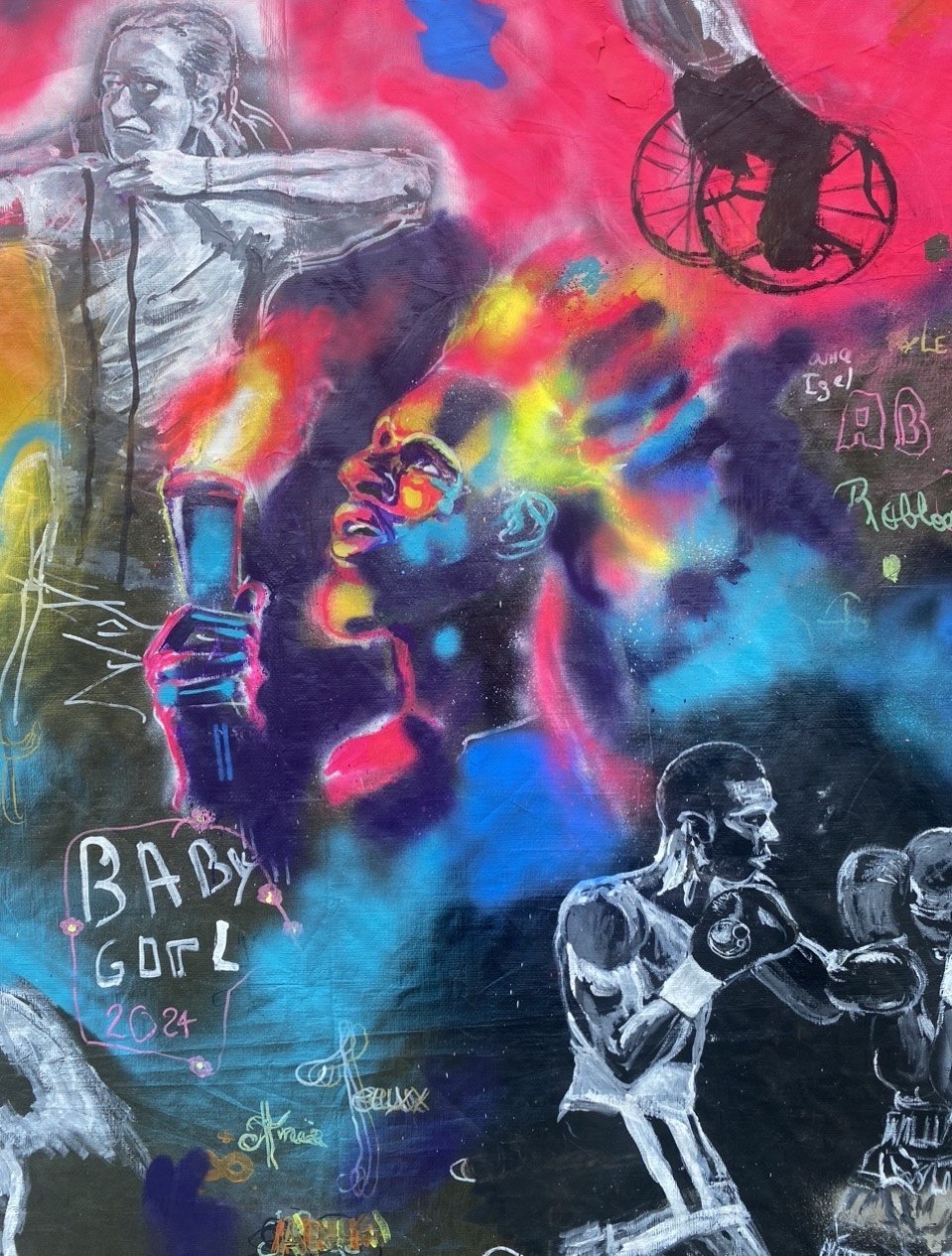 Série de graffitis représentant des figures féminines et masculines. La scène centrale montre une femme en explosion de couleurs vives, un homme dans une position de boxe avec un gant, et une silhouette d'une femme en fauteuil roulant. L'arrière-plan est un mélange de couleurs vives et de dessins variés.