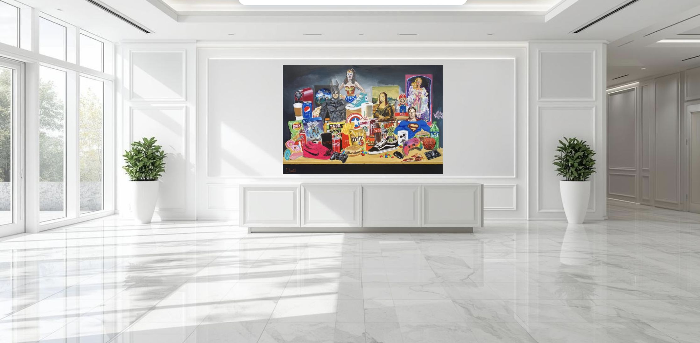 Une grande peinture colorée exposée sur un mur blanc d'un hall lumineux avec deux plantes en pot blancs de chaque côté.