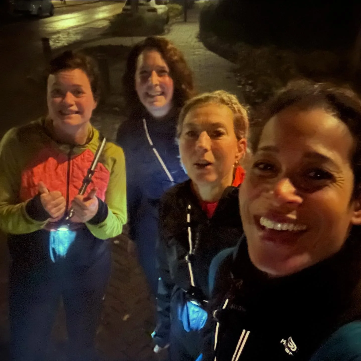 Donkere avonden. Koude wind. Regen die tikt. Moe, geen zin. Logisch, we hebben er allemaal wel eens last van. 
Plan je trainingen, boek ze alvast en maak de afspraak met jezelf! En met de groep, want dat werkt motiverend 🙌

Elke stap in de kou maakt