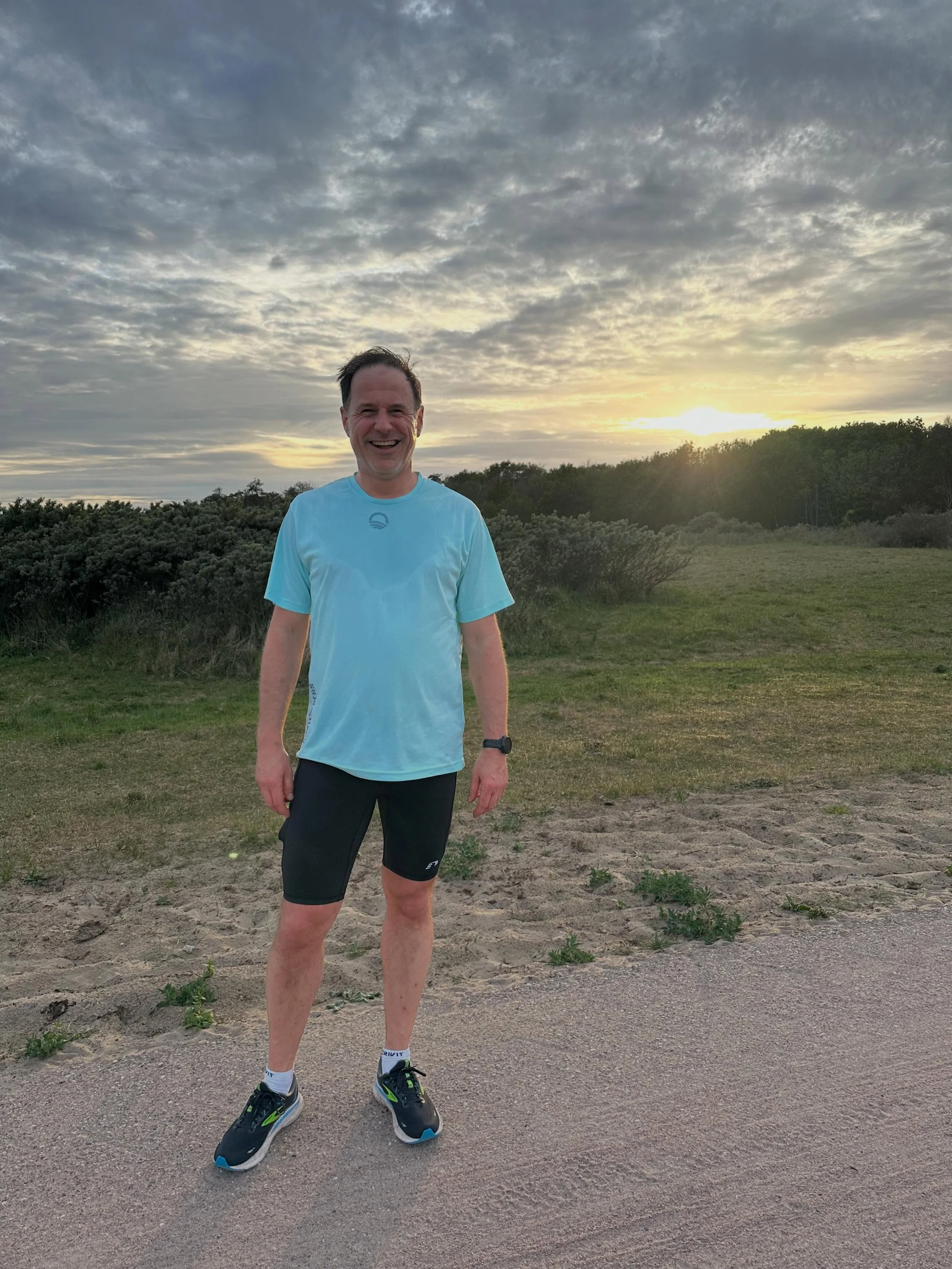 Terwijl de groep iets vooruit liep pakten wij dit momentje even mee 🌅

Altijd gezellig als @martijnd_de_ronde er is! Al meer dan 2 jaar bij Kustlopers!

#kustlopers #morethanrunning #joinus