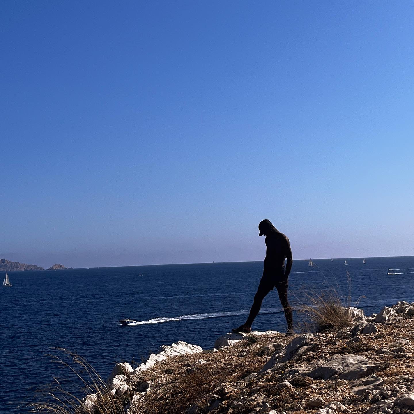 Take a break and fly away 

#marseille #etretat