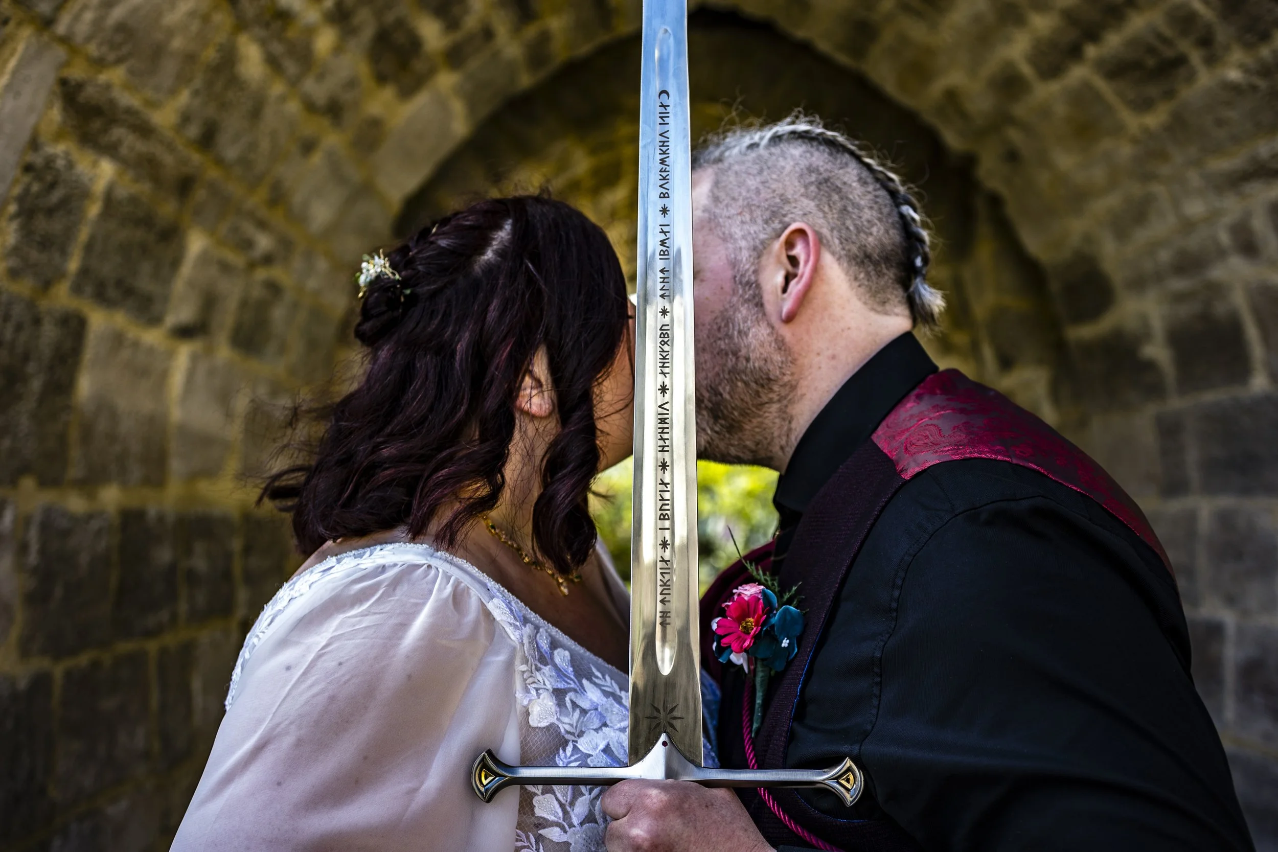 BurnTheScript-Couple-share-kiss-behind-sword-from-lord-of-the-rings.jpg