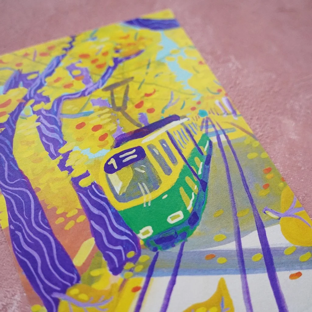 Värikäs taidemaalaus, jossa on raitiovaunu Käpylässä Pohjolankadulla. Työ on maalattu guassimaaleilla ja siinä on käytetty voimakkaita värejä kuten keltaista ja violettia..