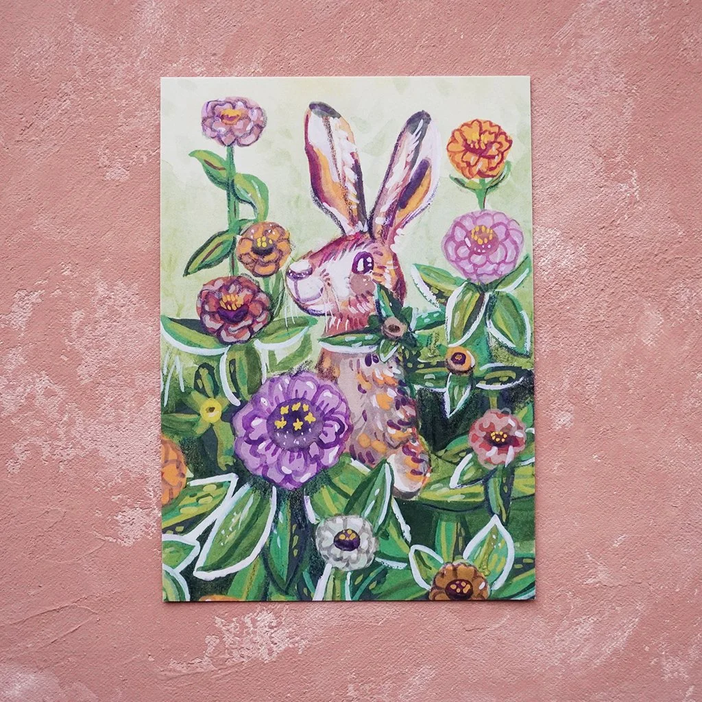 Kuvan maalauksessa on pupu, joka on piirretty värikkäisiin kukkien ympäröimänä.