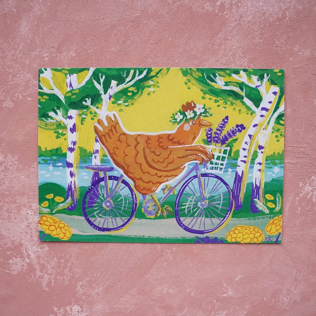 Värikäs maalaus, jossa kana ajaa polkupyörällä kesäisessä ympäristössä, ympärillä puita ja kukkia sekä järvi.