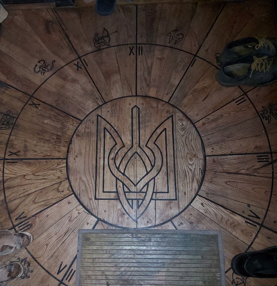 Герб на порозі