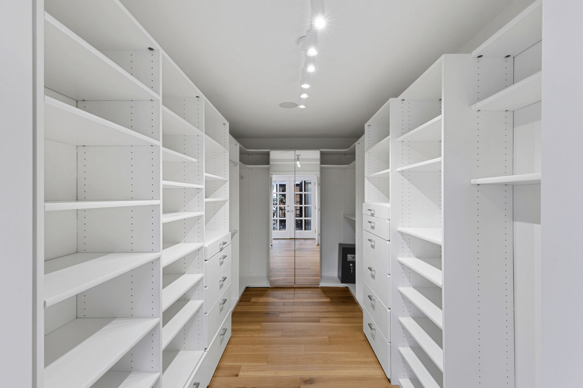 818-seal-portfolio-walk-in-wardrobe.png