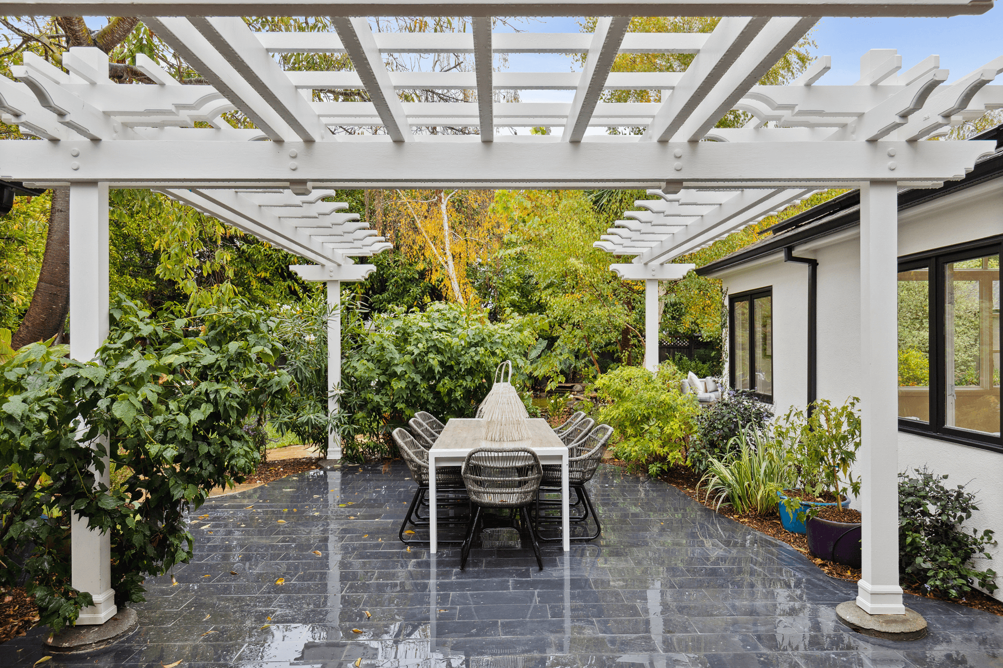 818-seal-portfolio-outside-living-area.png