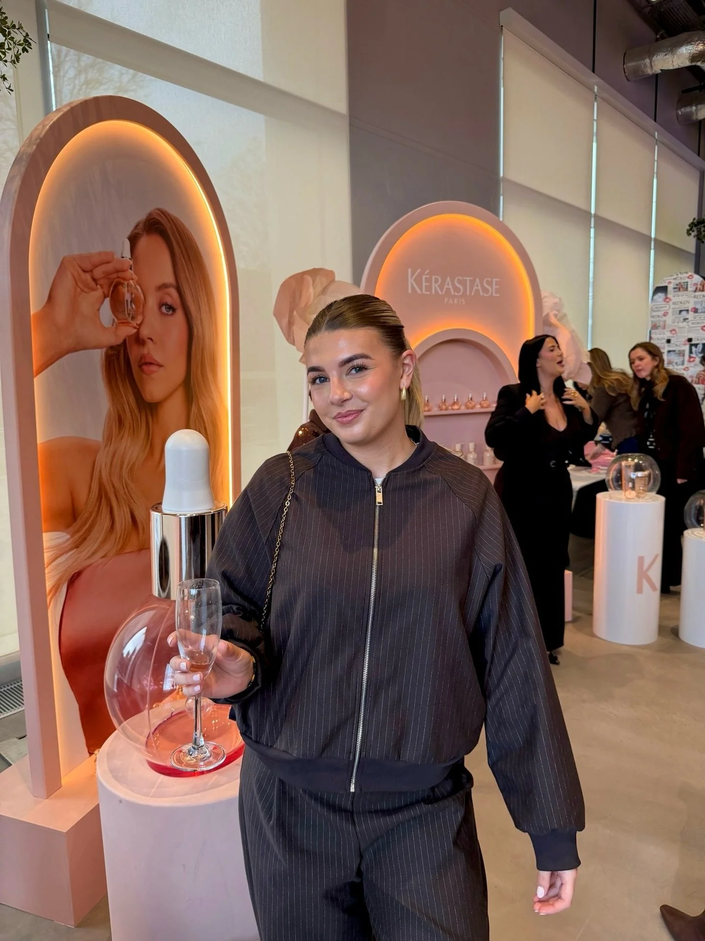 such a dream being able to attend events like this, so grateful for the opportunity!! thank you so much for inviting me🤍 @lorealpro 

@kerastase_official @redkenpro @redken @matrixuki @matrix 

#loreal #prevent #prohairlabstyling #lorealprofessional