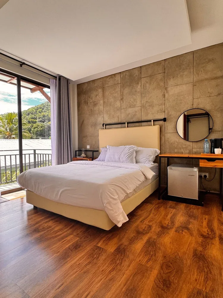 Neighborhood View Room