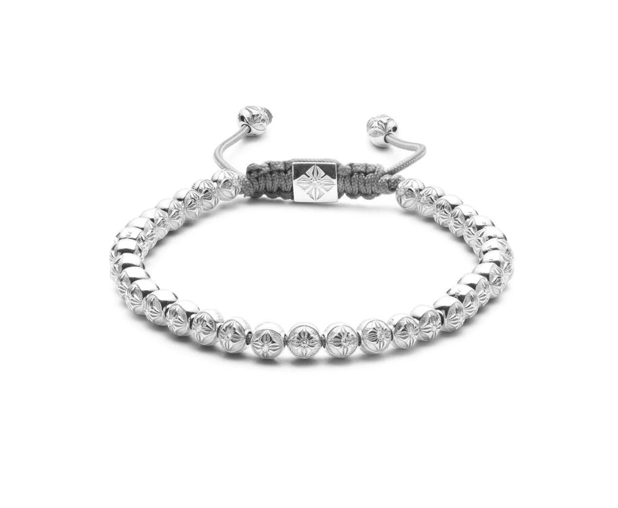 Silberarmband mit runden, verstärkten Perlen, ein Makramé-Design mit einem grauen Band und einer Silberquadrat-Perle in der Mitte, auf weißem Hintergrund.