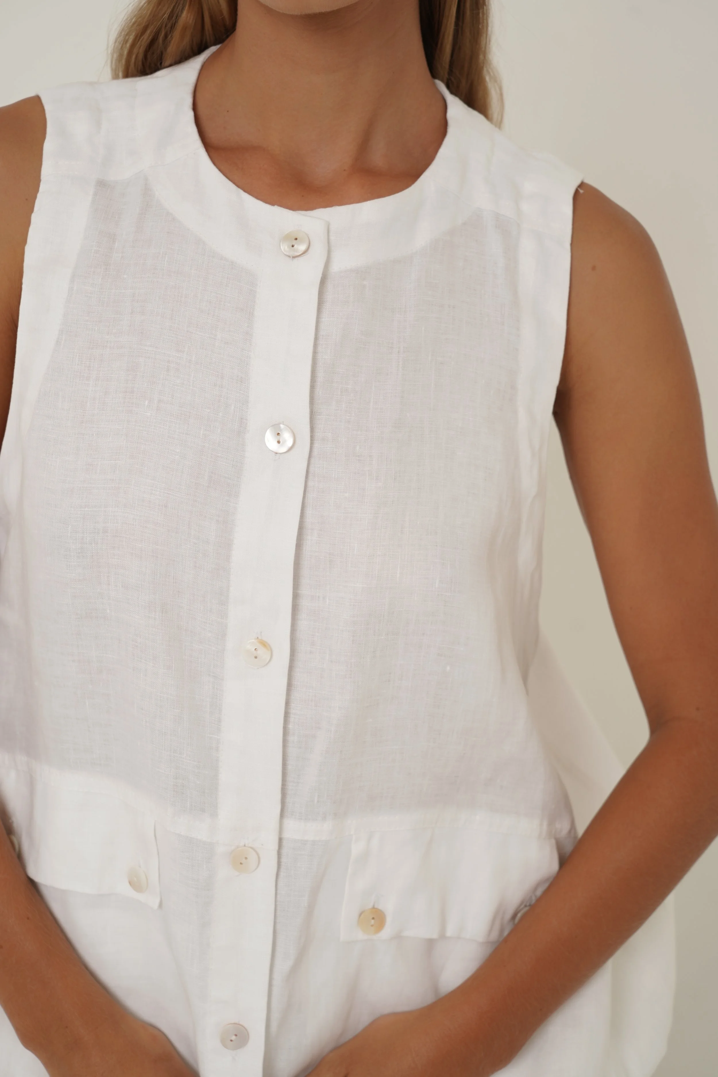 Maribou vest in white linen with shell button detail