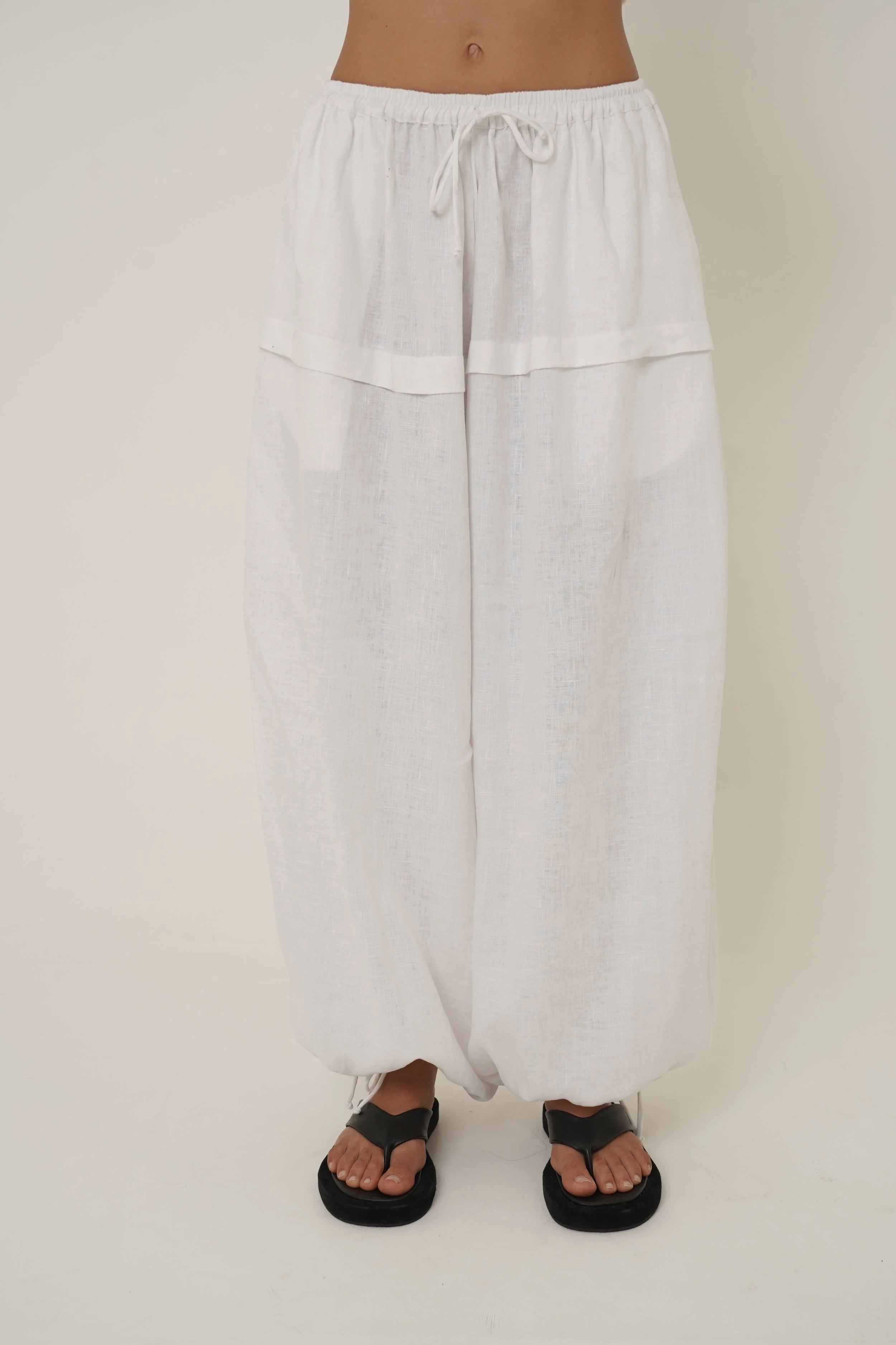 Kaos Pants in linen detail view of drawstring and waist