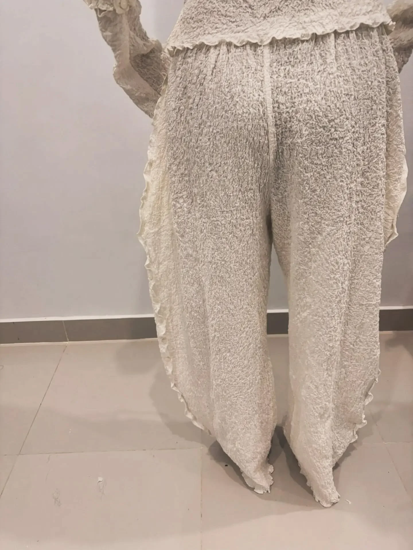 Rippling details, soft structure, raw texture, effortless volume.
The Lumi Set in broken white, designed to move slow and stand out quietly.