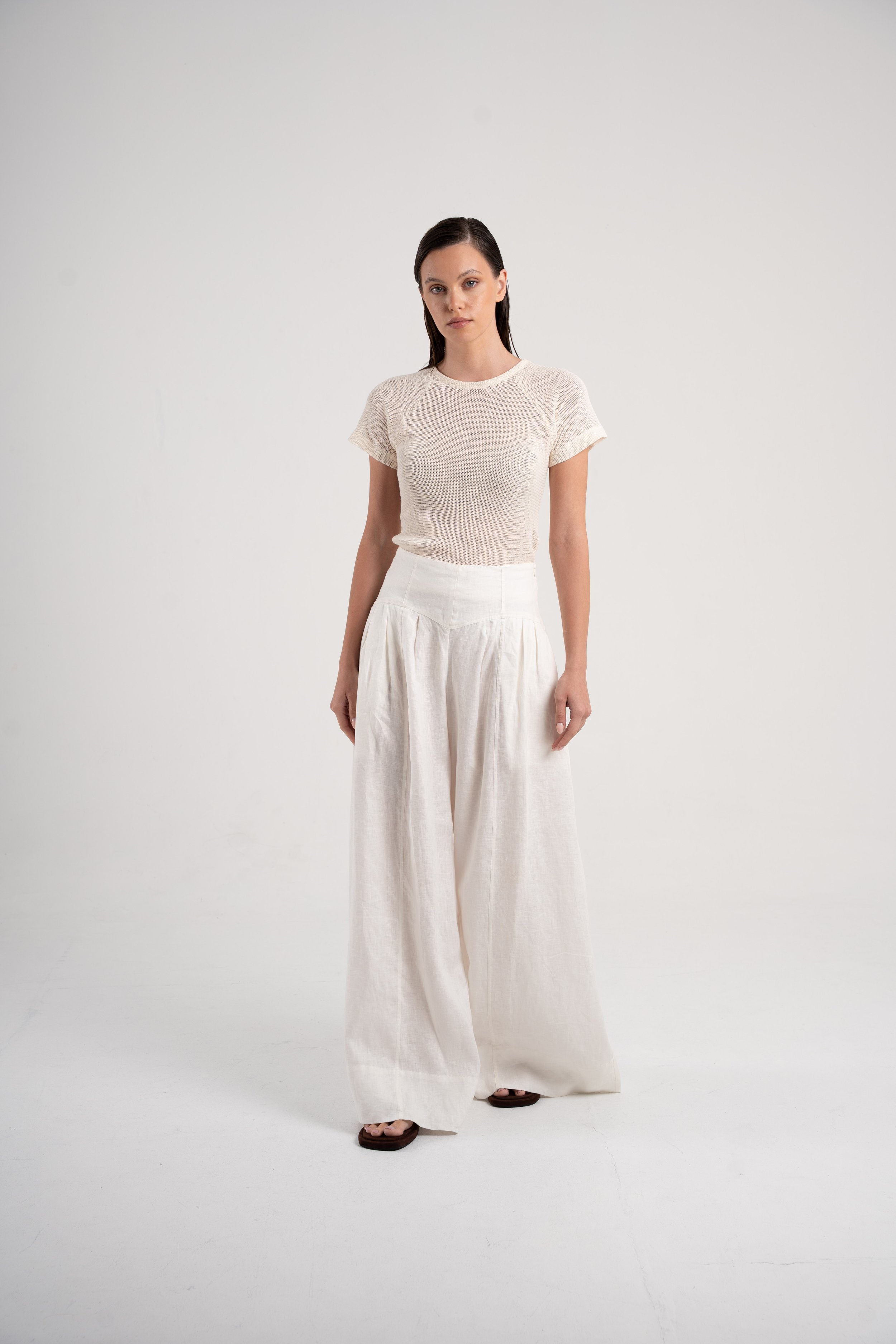 Woman wearing Cassandra Pants in Pure Linen Sutura Studio
