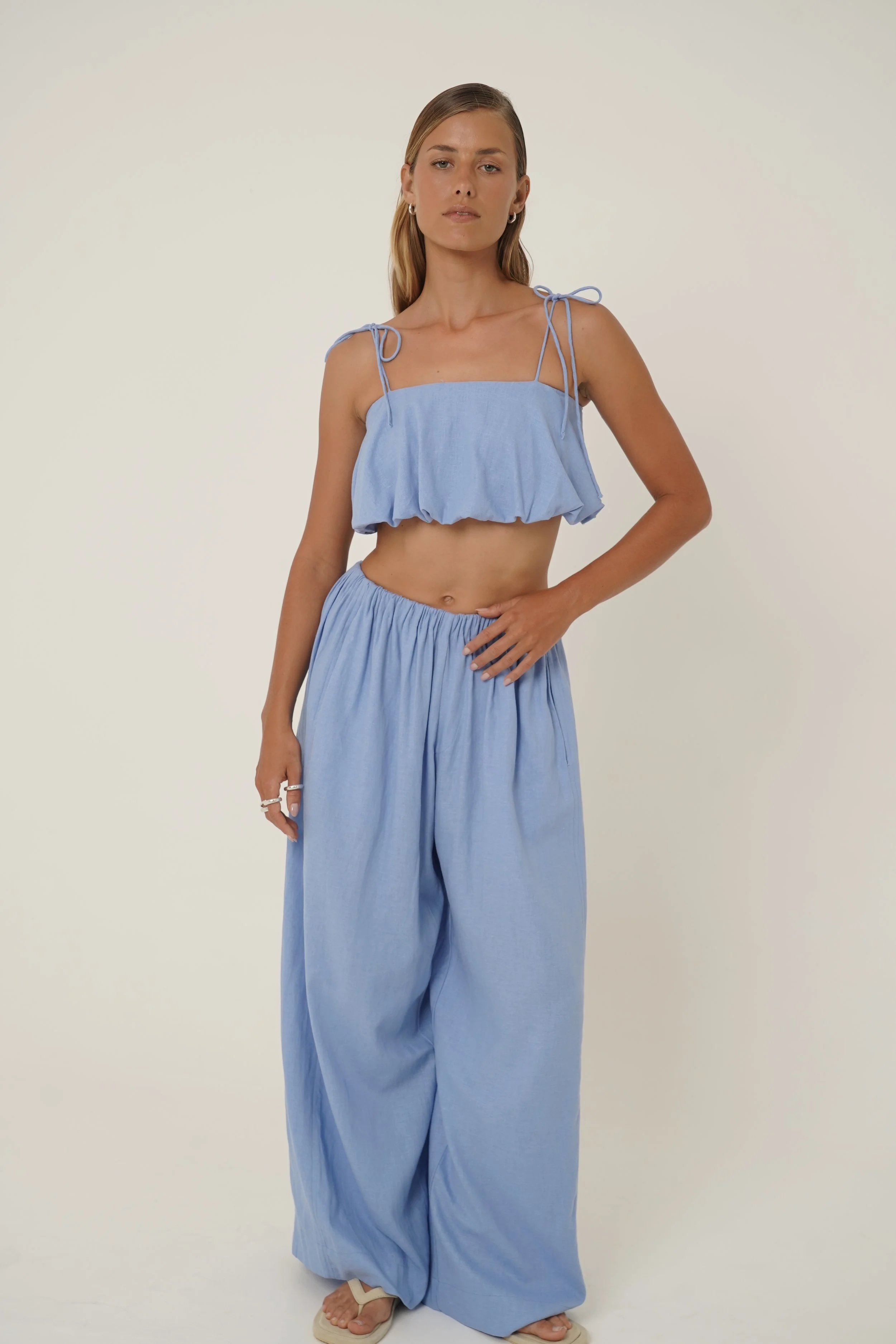 Woman wearing linen Crescendo pants with elastic waist and french seam