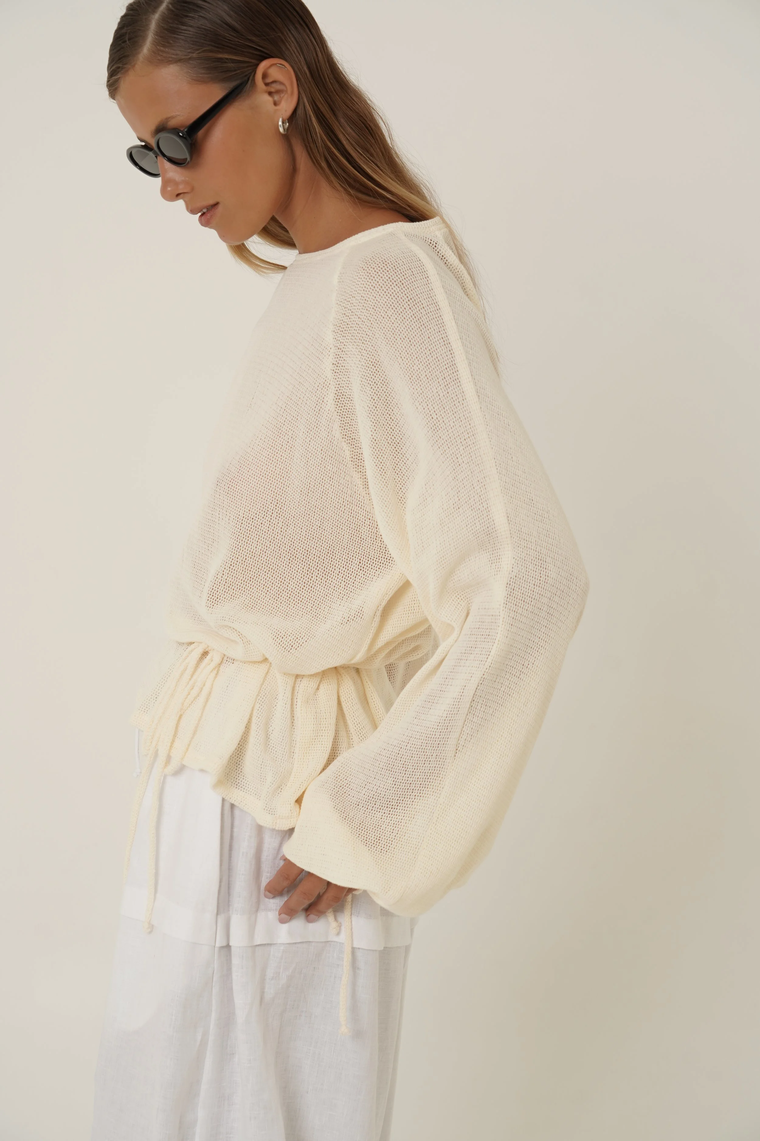 Woman wearing Kaos Shirt in Cotton Mesh - sideview