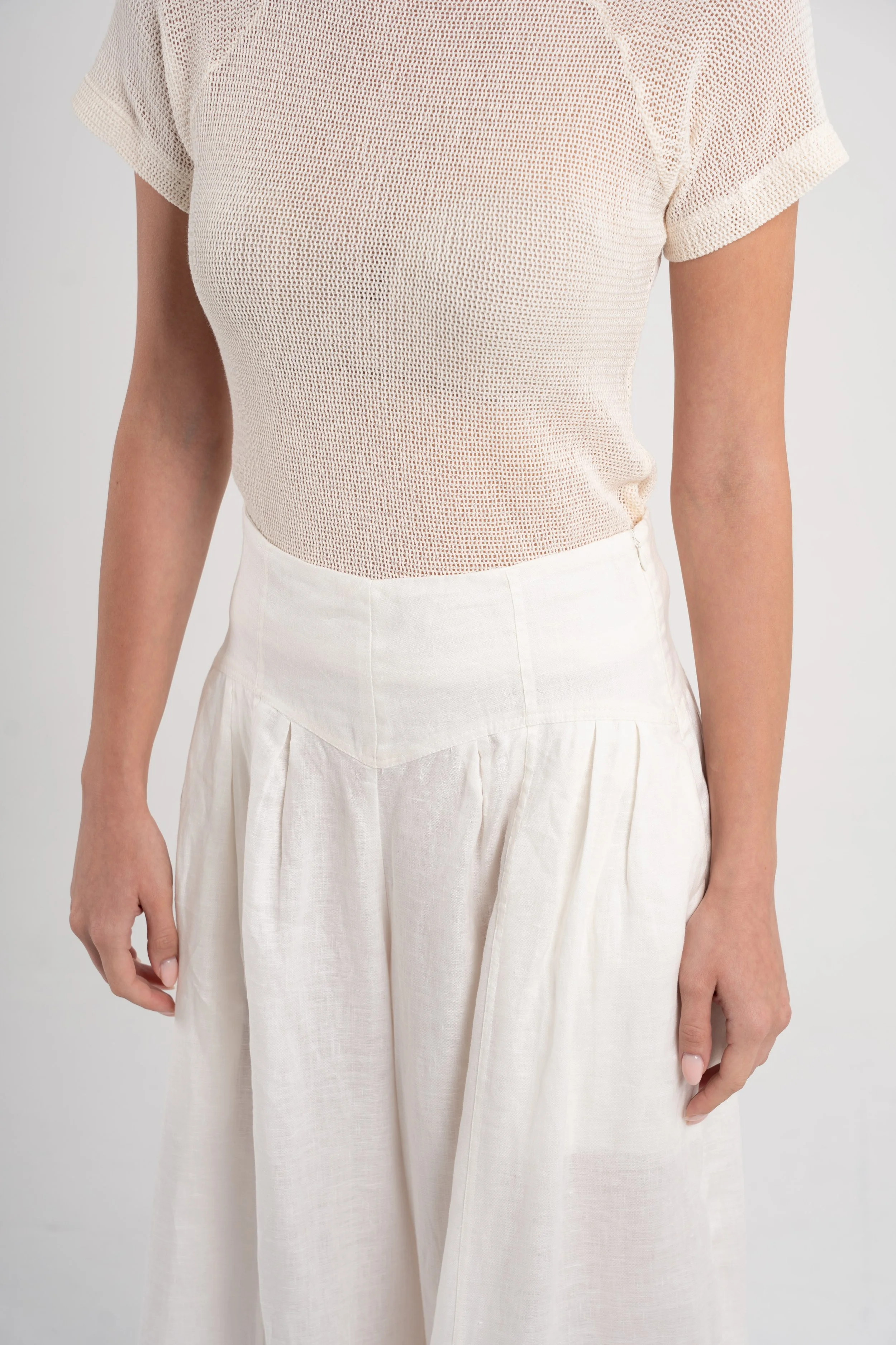 Woman wearing Cassandra Pants in Pure Linen Sutura Studio  Detail