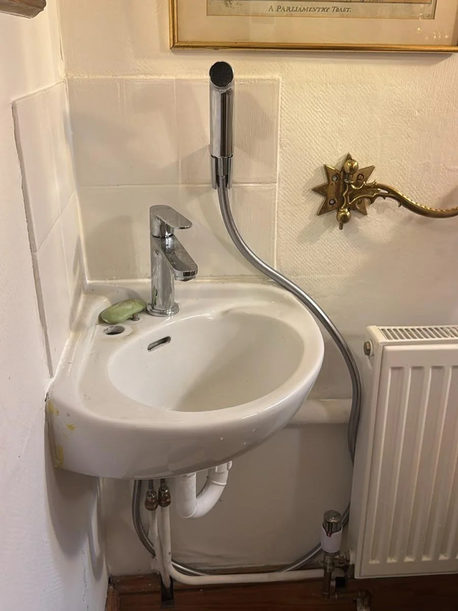 Bidet washer installed and new mixer tap.Customer didn&rsquo;t want to replace sink ✌️

#handyman #handymanservices #homeimprovement #diy #contractor #painting #tvmounting #construction #plumbing #renovation #homerepair #home #electrician #carpentry 